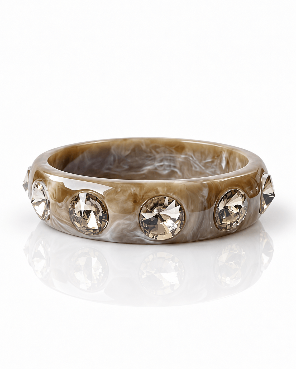 Marmorierter Resin-Armreif in Beige- und Champagnertönen mit großen facettierten Kristallsteinen.