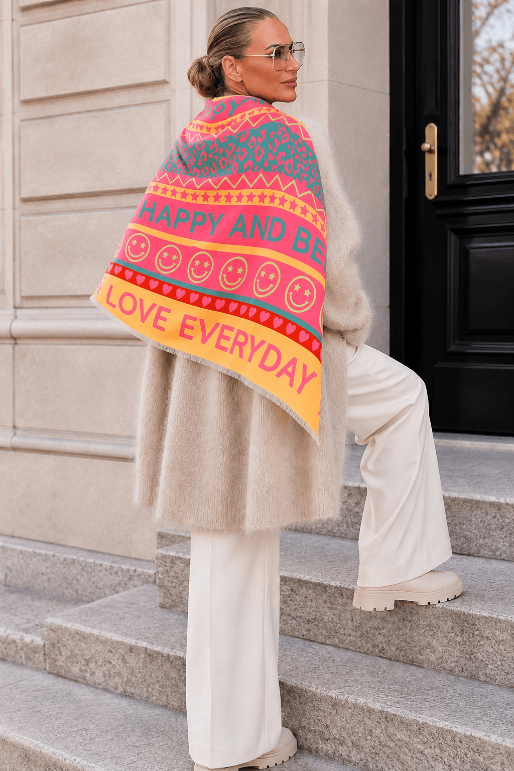 Großes Dreieckstuch aus Viskose in Pink, Gelb und Türkis mit Herzen, Smileys, Leo-Print und LOVE EVERYDAY Schriftzug.