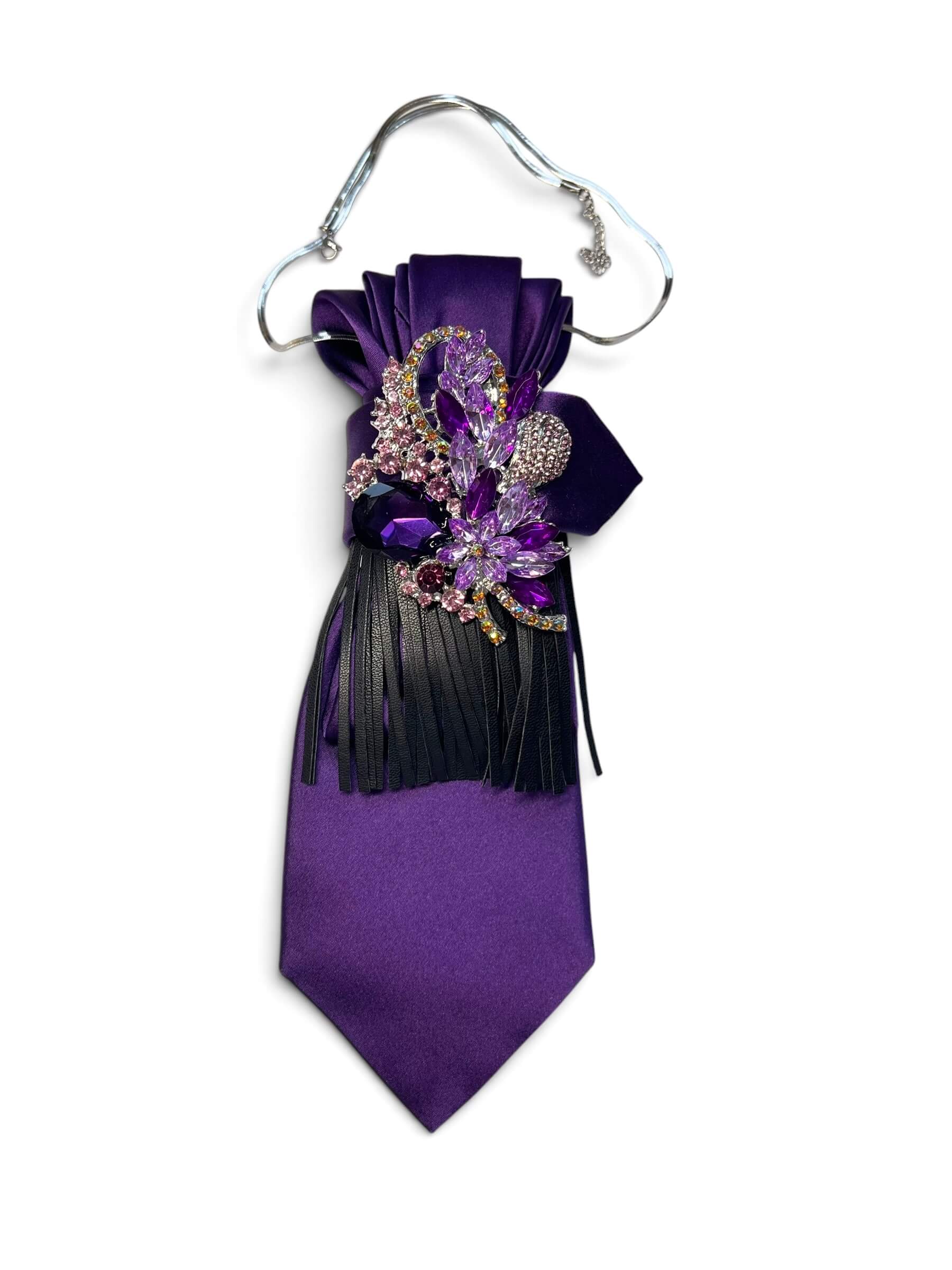 Dunkelviolette Krawatte mit silberfarbener Halskette, schwarzem Lederfransen-Element und violettfarbenen Schmucksteinen.