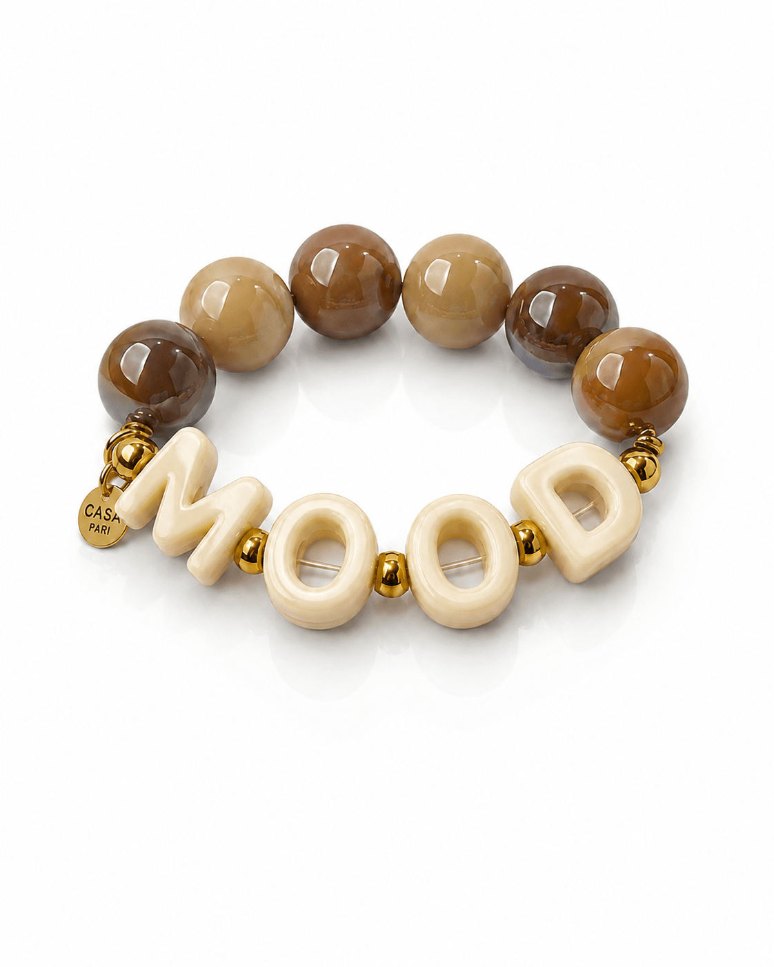 CASAPARI MOOD Armband mit großen cremefarbenen Buchstaben, glänzenden Perlen in Braun- und Beigetönen und goldfarbenen Details.