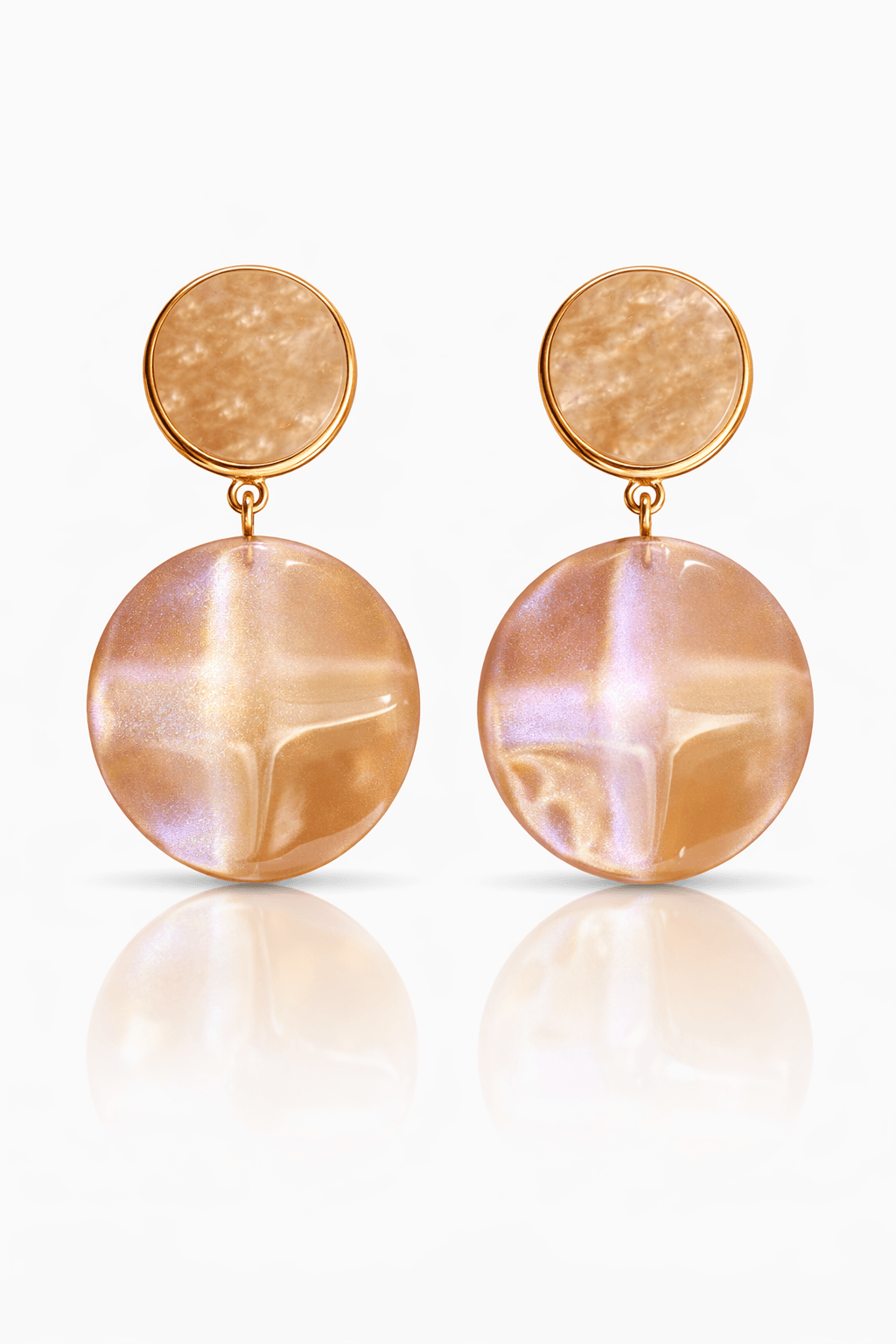 Hängende Ohrringe mit rundem, schimmerndem Anhänger in Champagnerton und goldfarbener Fassung auf hellem Hintergrund