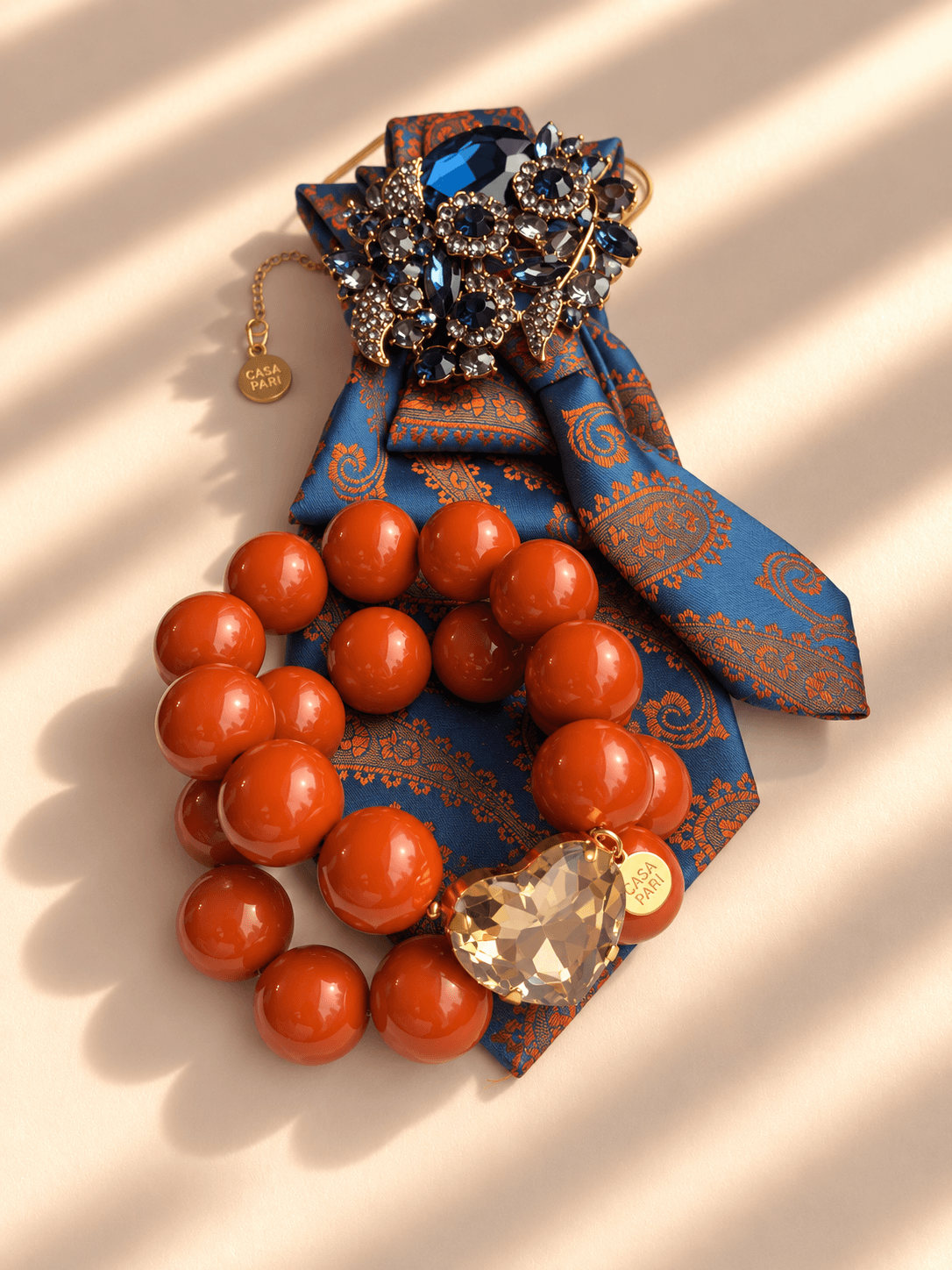 Casapari Perfect Match Affair mit petrolblau-orange gemusterter Krawatte und Crystal Heart Armband in Cognac mit großem Kristallherz