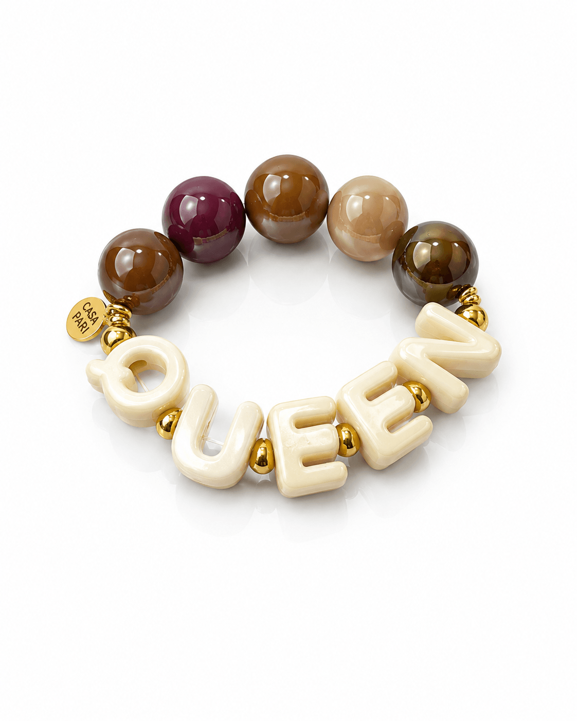 Elastisches Statement-Armband mit dem Schriftzug QUEEN in Creme, großen glänzenden Perlen in warmen Braun-, Beige- und Burgundertönen sowie goldfarbenen Zwischenelementen und CASAPARI Anhänger
