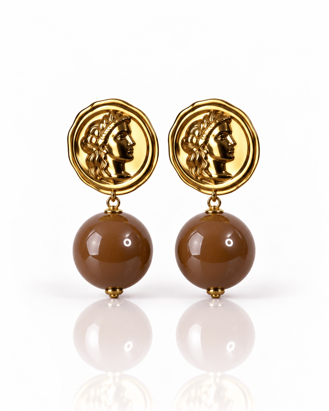 Goldfarbene Roma Affair Pearly Ohrringe von Casapari mit antik inspiriertem Münz-Stecker und großer brauner Resin-Perle.