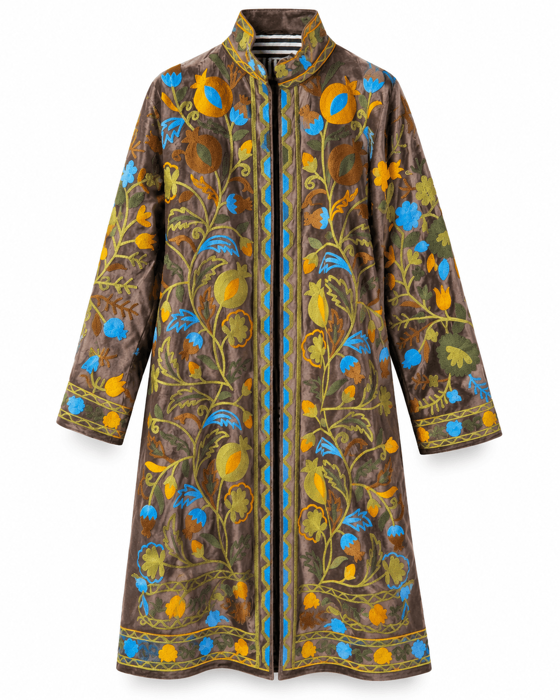 Langer Samtmantel in Taupe mit floralen Stickereien in Olivgrün, Gold, Blau und Braun, Vorderansicht auf weißem Hintergrund.