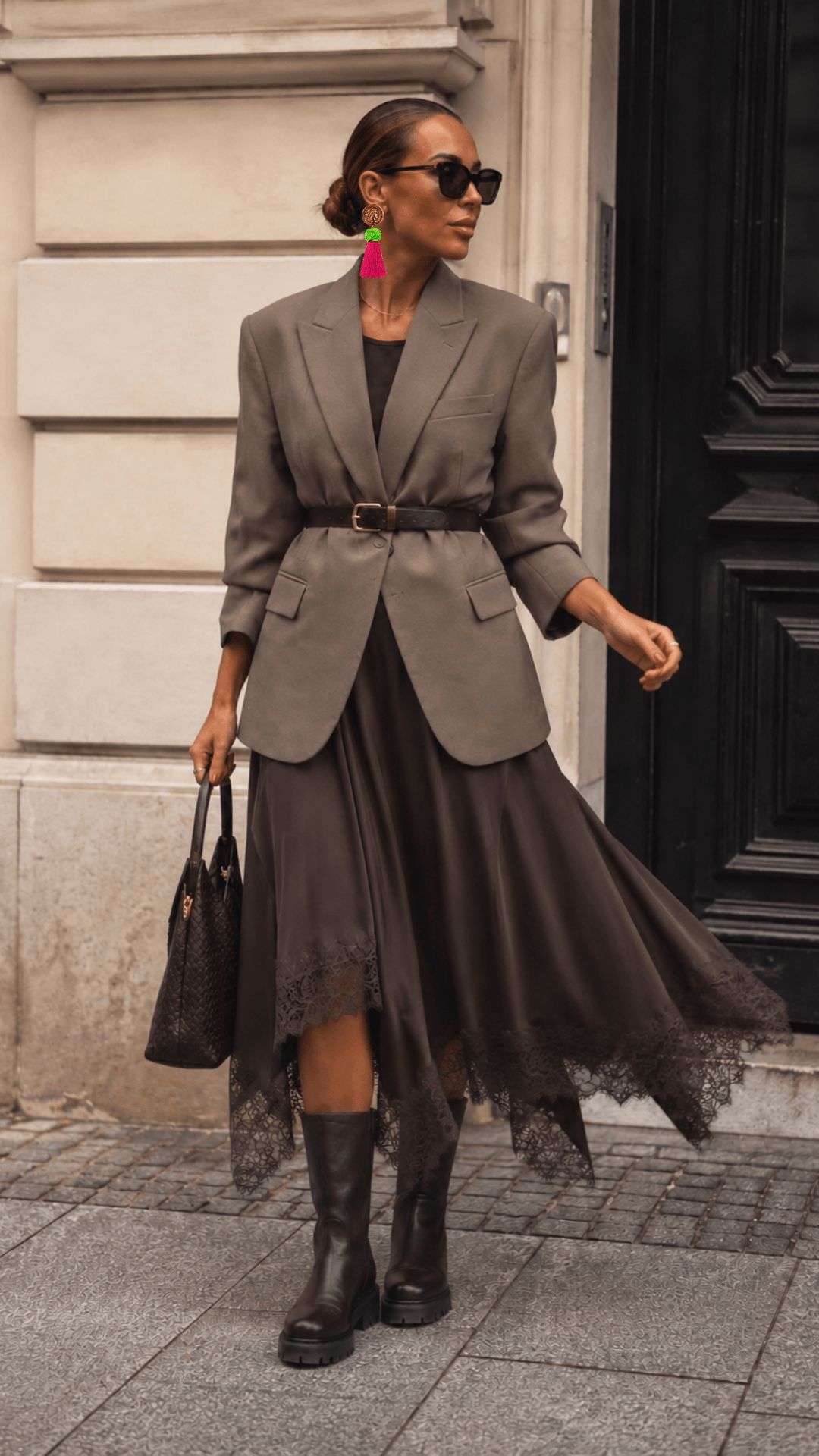 Brauner Satinrock mit Spitze von CASAPARI, kombiniert mit Blazer, Gürtel und derben Boots