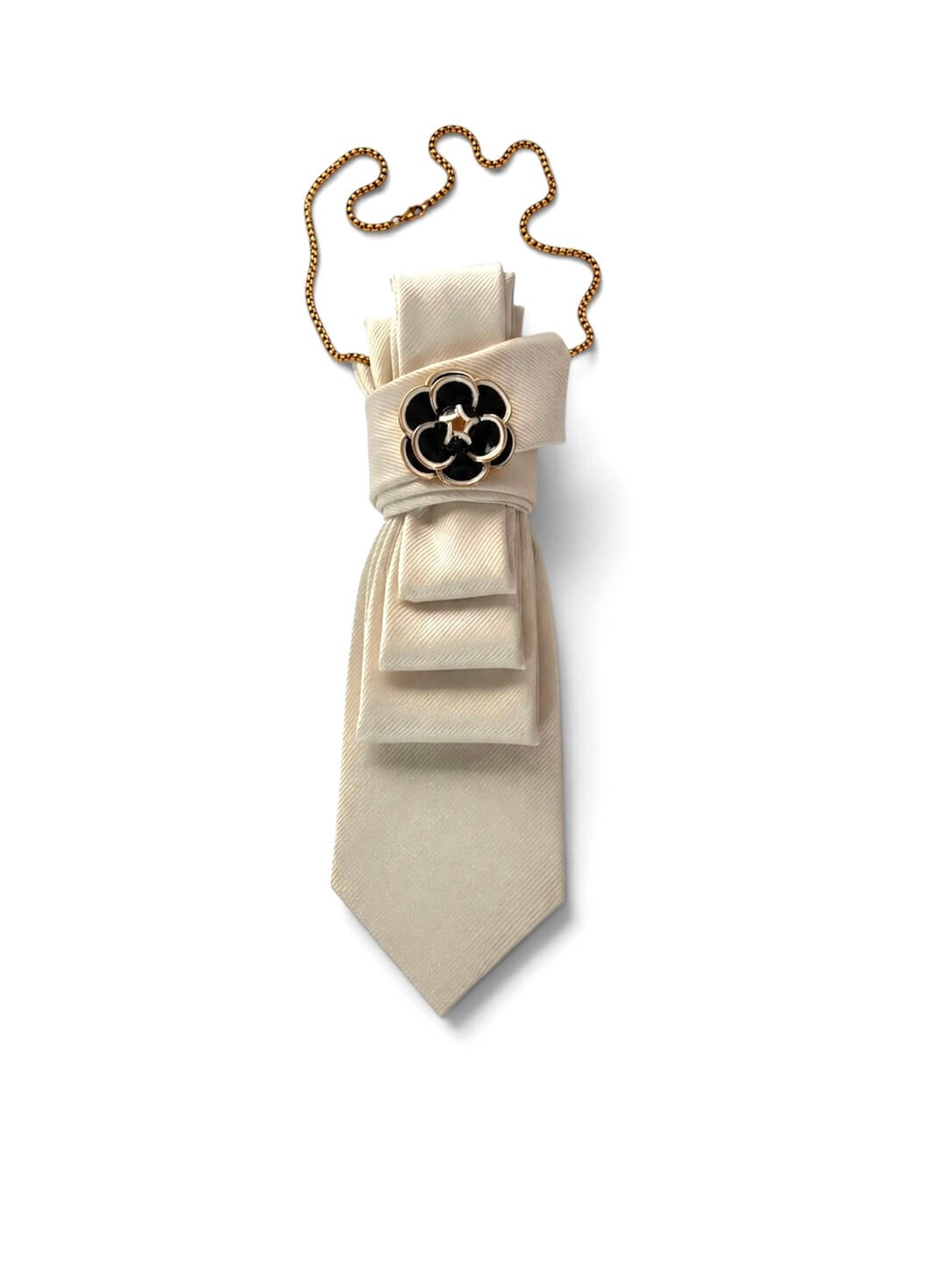 Vintage-Krawatte in Creme mit Schmuckbrosche auf weißem Hintergrund.