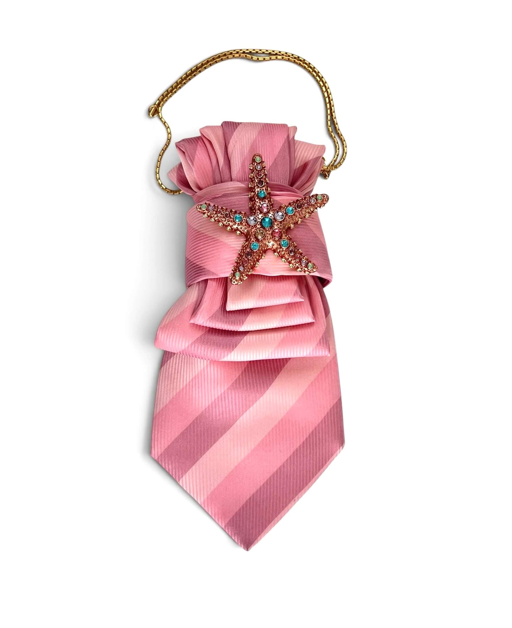 Rosa-grau gestreifte Krawattenkette mit silberfarbener Kette und großer pinker Schmuckbrosche.