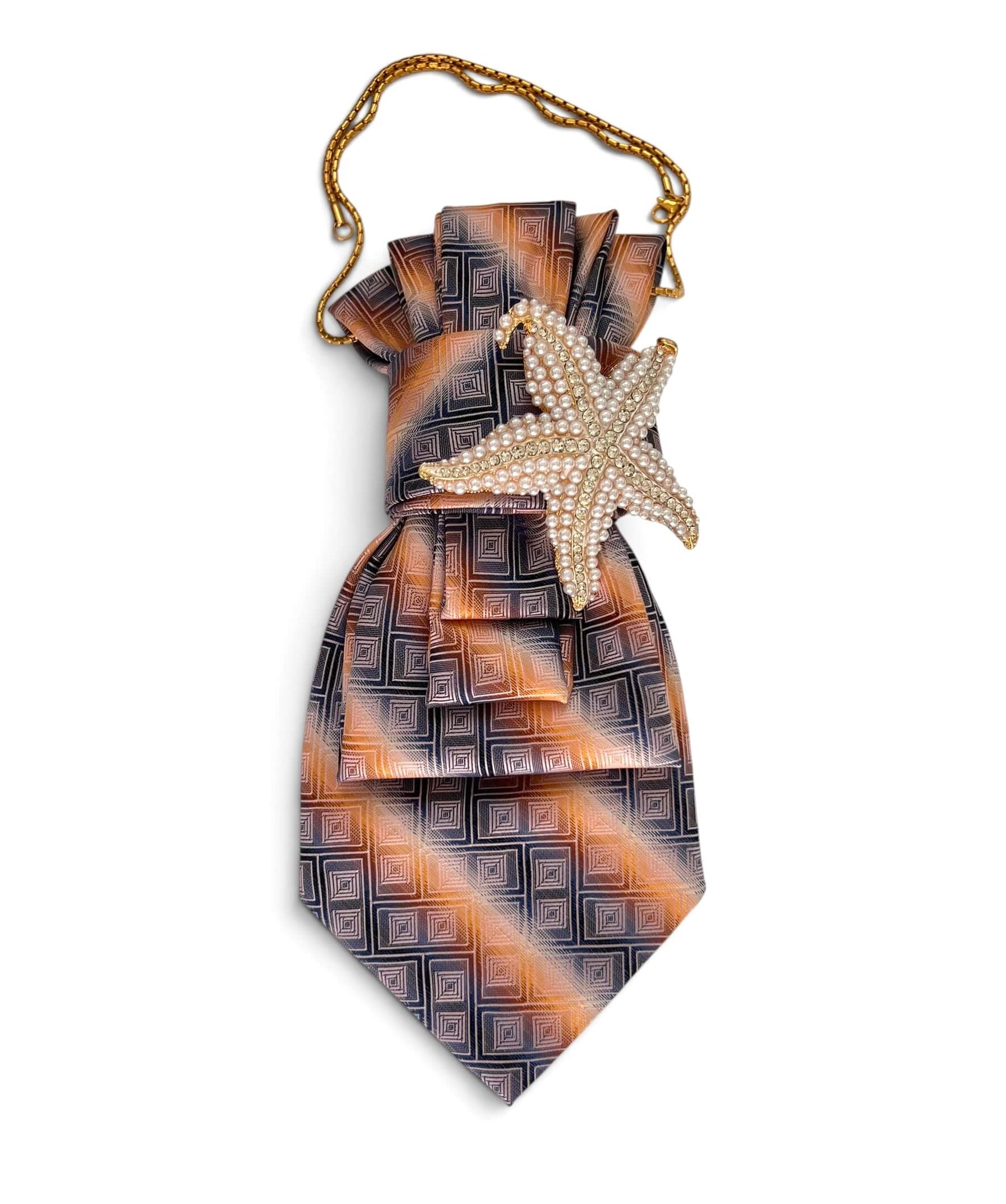 Gemusterte Krawattenkette in Dunkelblau, Cognac und Beige mit goldfarbener Kette und dekorativer Seestern-Brosche mit Perlendetails.