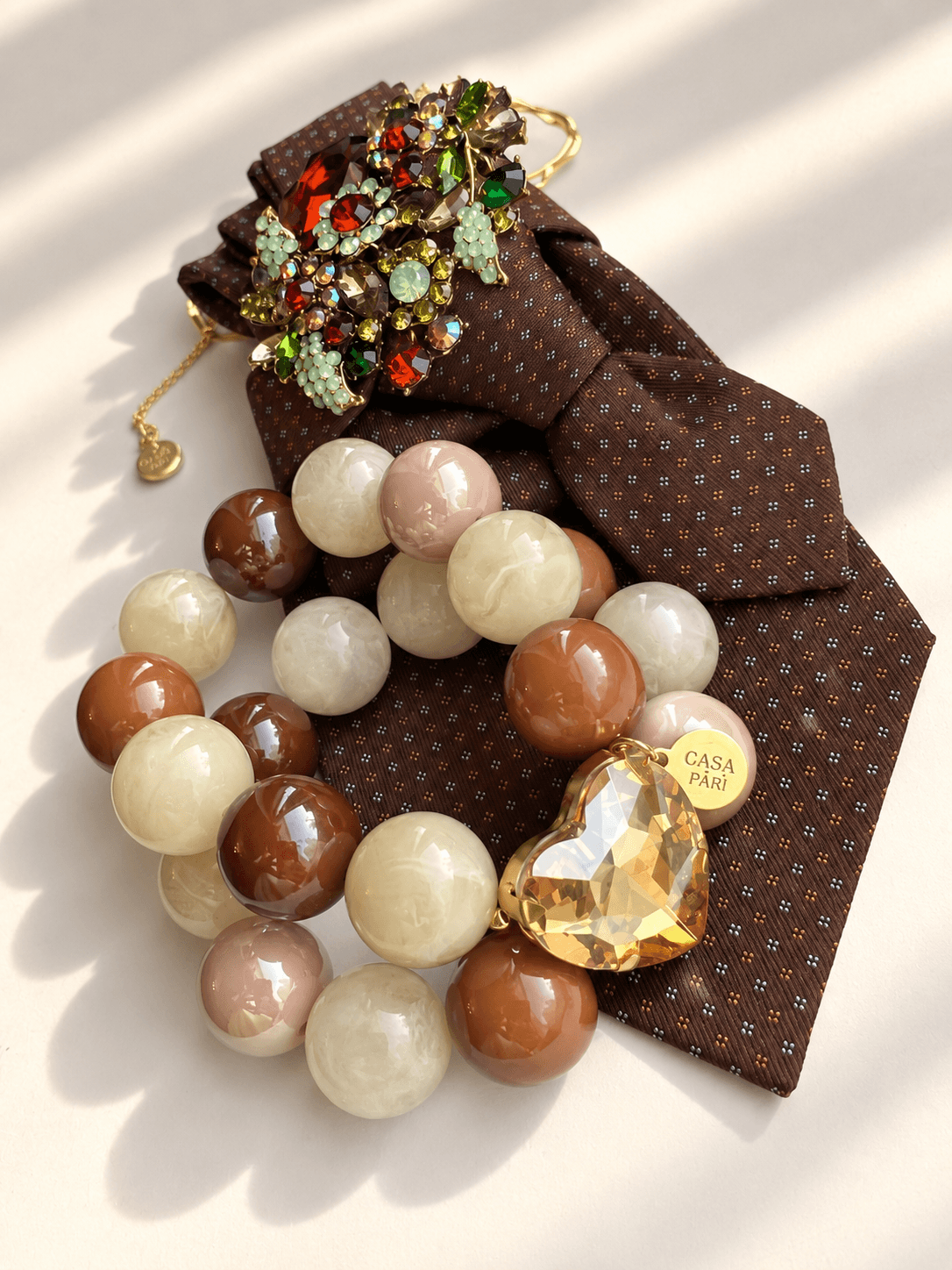 Braune Silk Affair Seidenkrawatte mit passendem Crystal Heart Armband aus glänzenden Resinperlen