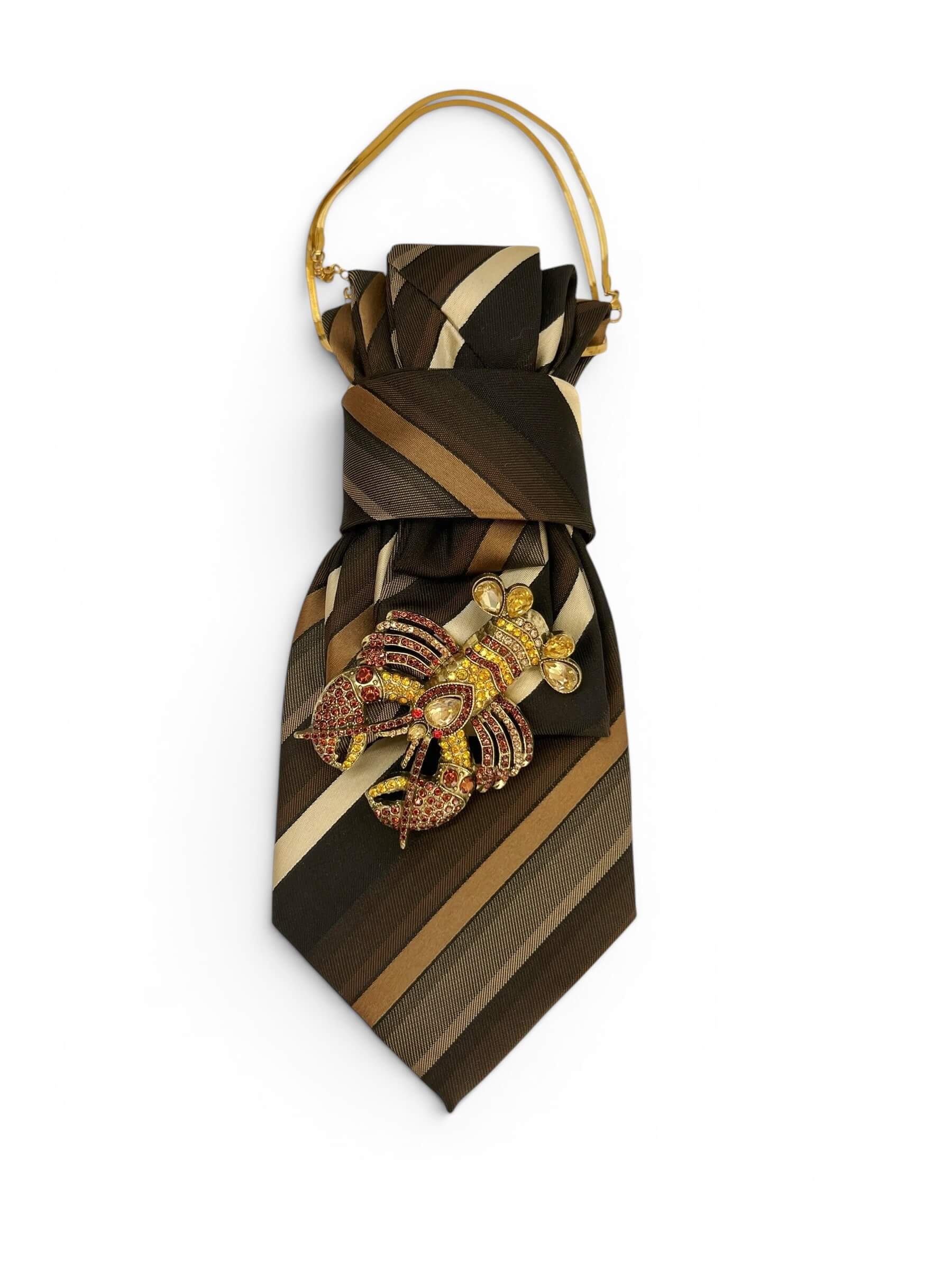 Vintage-Krawatte in Dunkelbraun mit diagonalen Streifen in Beige und Braun, dekoriert mit einer goldfarbenen Hummer-Brosche mit roten und gelben Schmucksteinen.