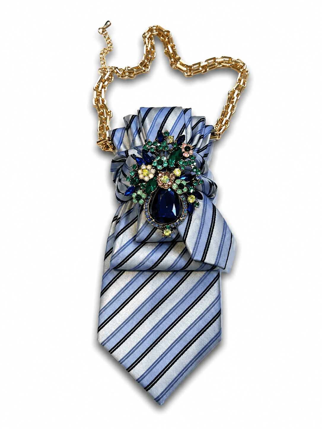 Vintage Krawatte, in blau gestreift, mit dekorativer Blumenbrosche auf weißem Hintergrund fotografiert