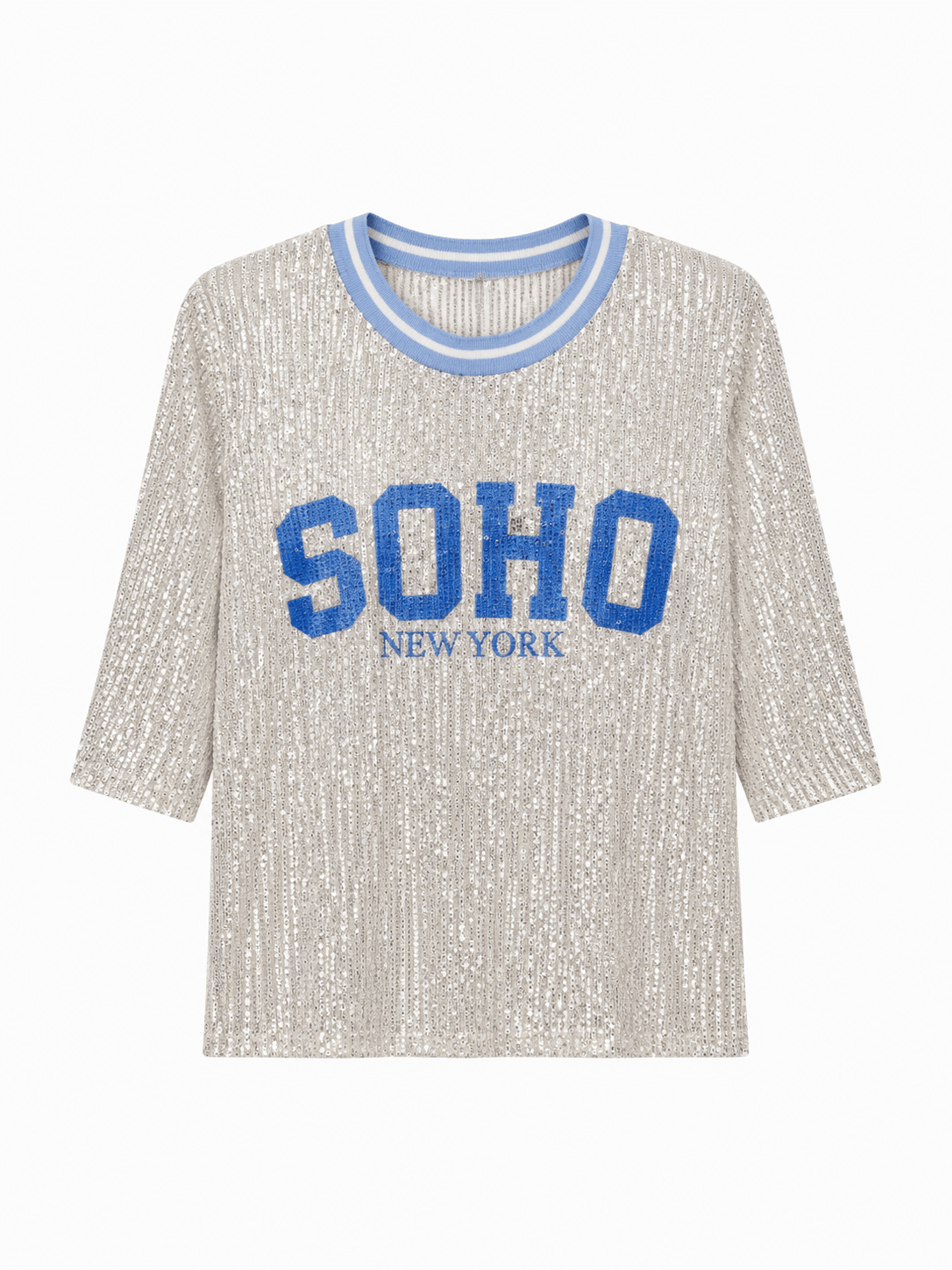 Silberfarbenes Pailletten-Shirt mit hellblauem Rundhalsausschnitt, halblangen Ärmeln und blauem Schriftzug „SOHO New York“ auf der Vorderseite.