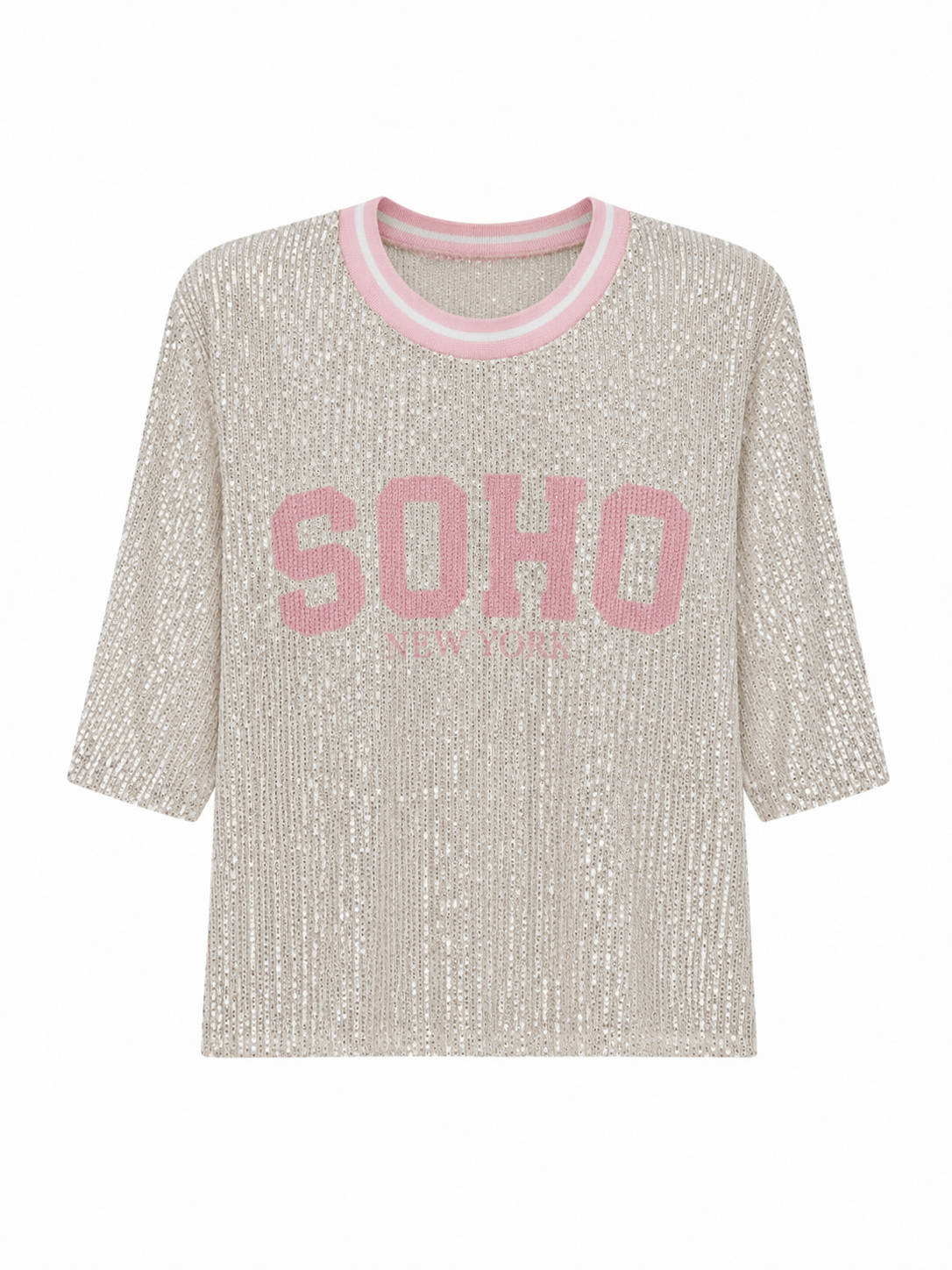 Rosa Pailletten-Shirt mit hellblauem Rundhalsausschnitt, halblangen Ärmeln und rosa Schriftzug „SOHO New York“ auf der Vorderseite.
