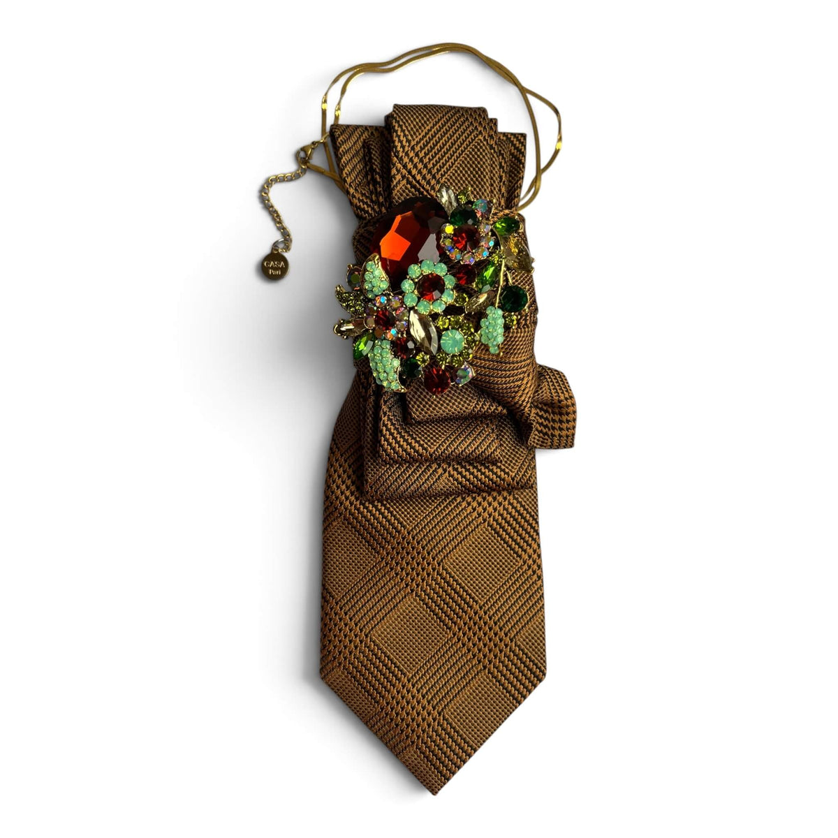 Braun gemusterte Statement-Krawatte Brown Sugar von Casapari mit opulenter Schmuckbrosche aus roten, grünen und mintfarbenen Kristallsteinen.