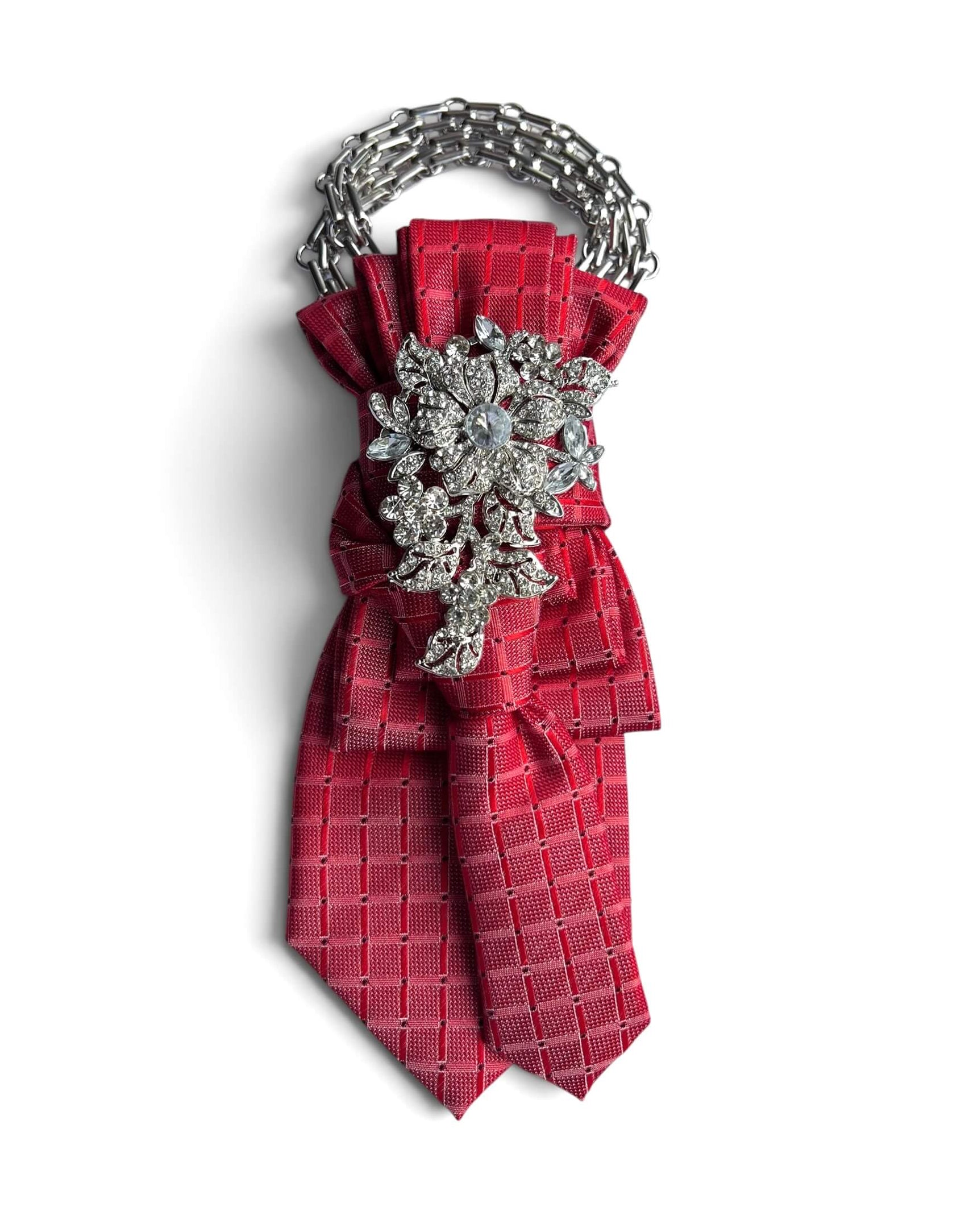 Rote Statement-Krawatte mit silberfarbener Schmuckbrosche aus funkelnden Kristallen und dekorativer Halskette.