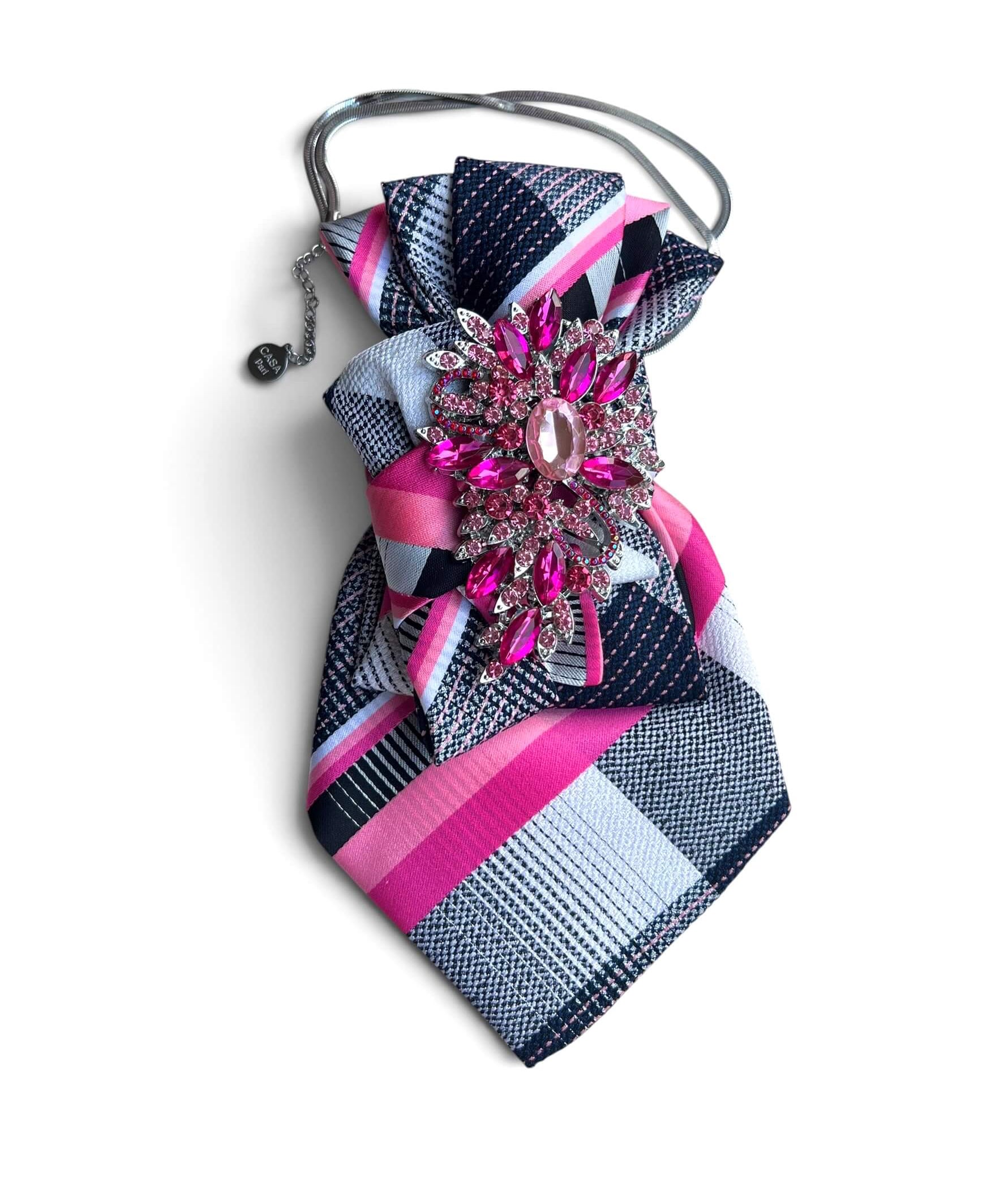 Statement-Krawatte aus Vintage-Seide in Pink, Dunkelblau und Hellblau mit großer pinkfarbener Schmuckbrosche und silberfarbener Kette