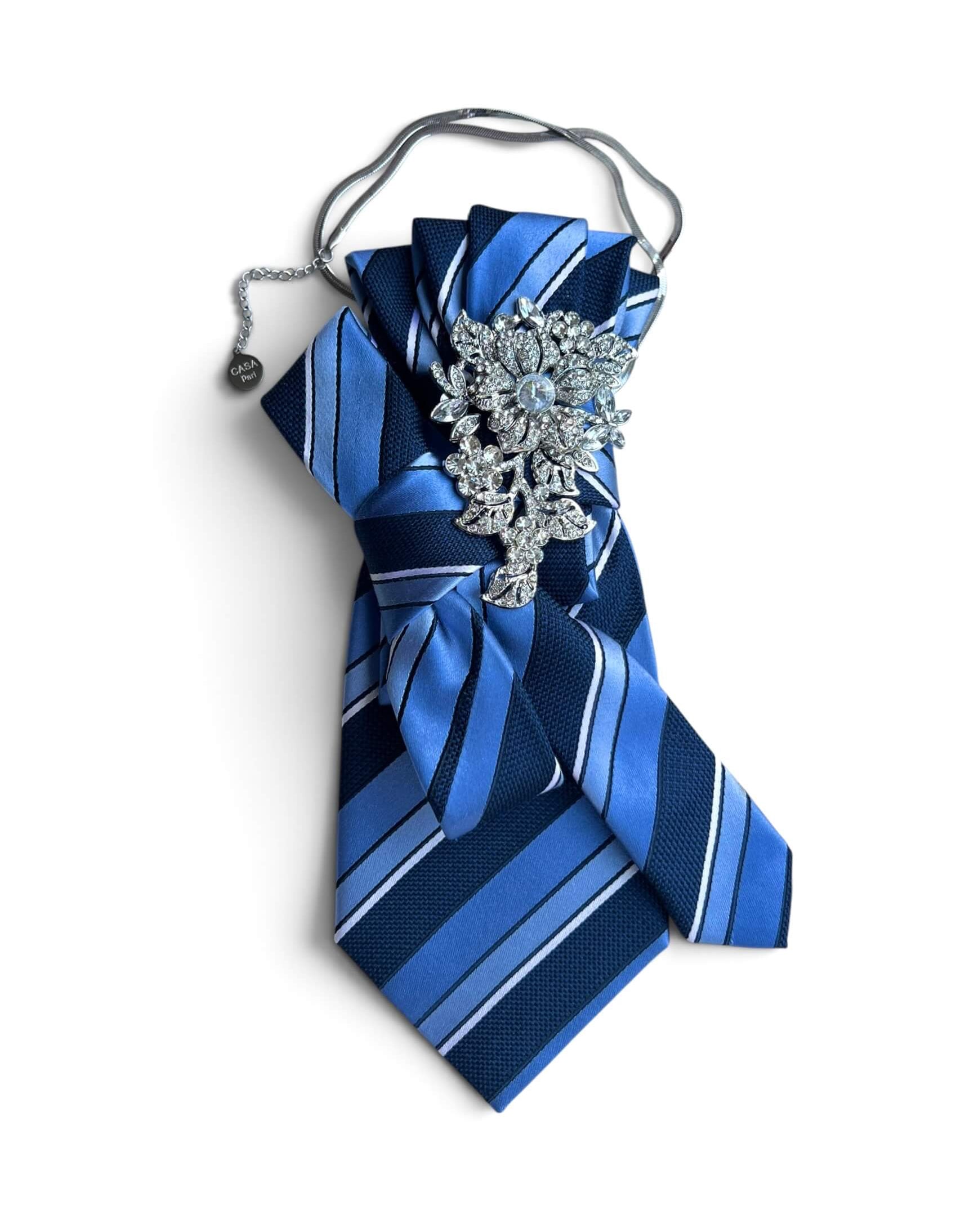 Blau gestreifte Statement-Krawatte aus Vintage-Seide in kräftigem Blau und Navy mit silberfarbener Kristallbrosche und Kette.