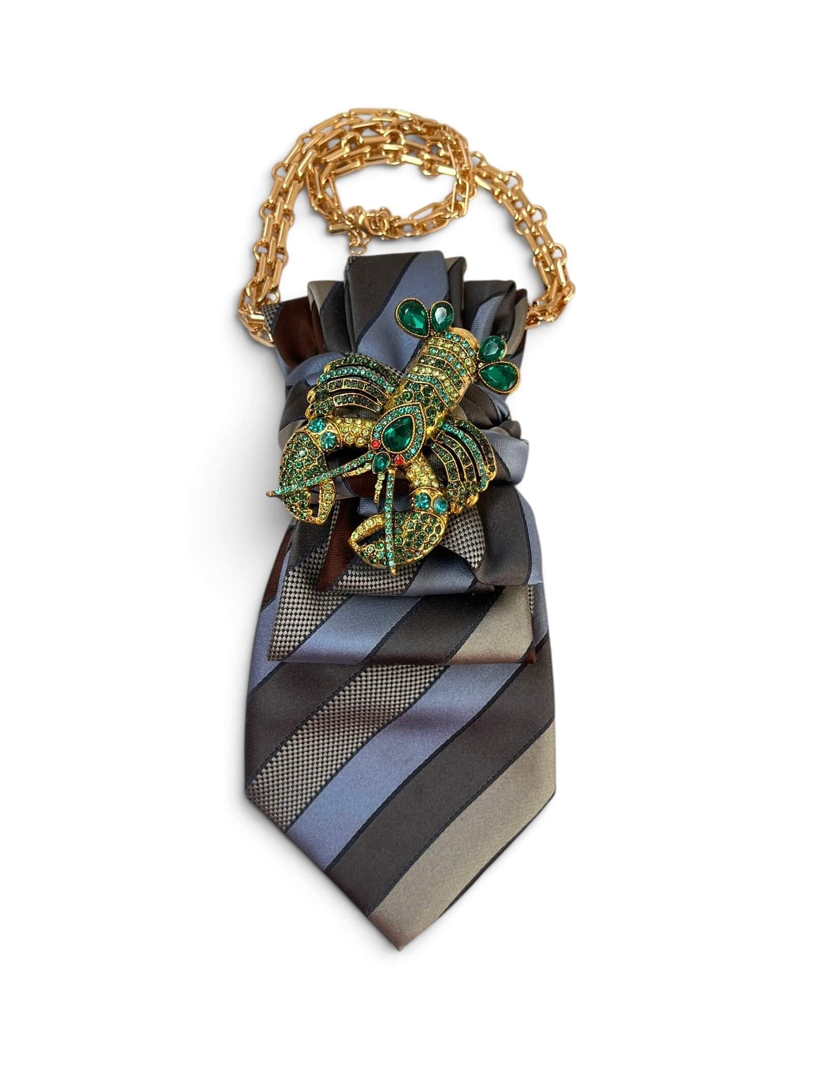 Vintage-Krawatte in Grau, Blau und Taupe mit diagonalen Streifen, dekorativer Hummerbrosche mit grünen Schmucksteinen und goldfarbener Kette auf hellem Hintergrund.