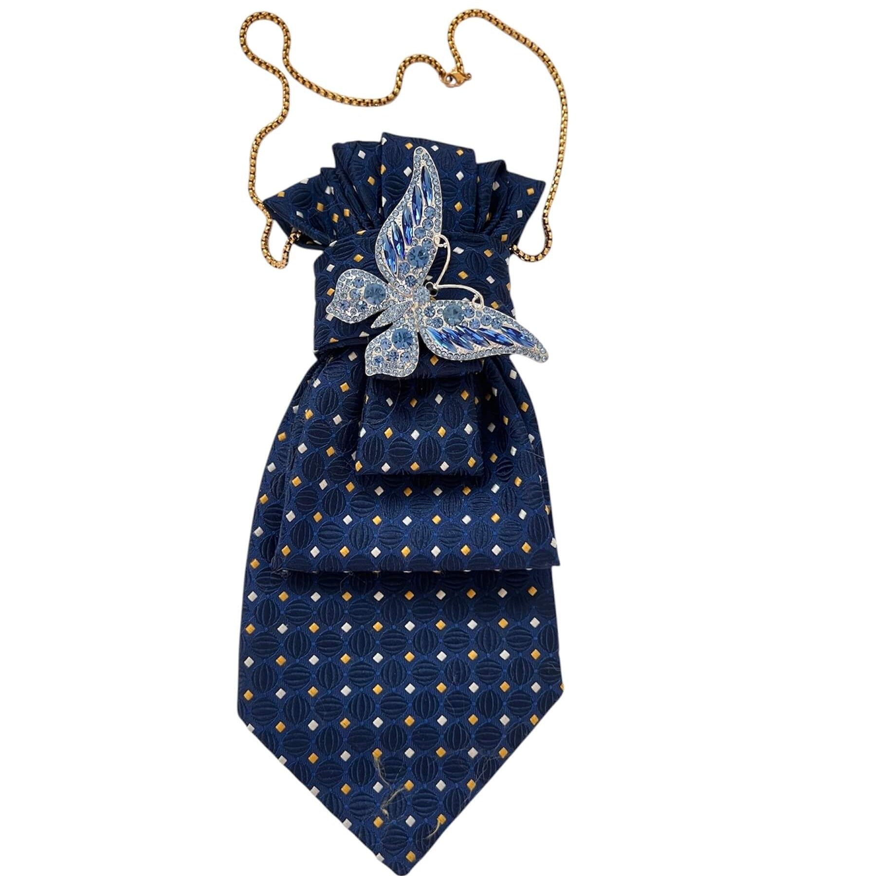 Dunkelblaue Vintage-Krawatte mit feinem Muster, kombiniert mit goldener Kette und großer Schmetterlingsbrosche mit Strass