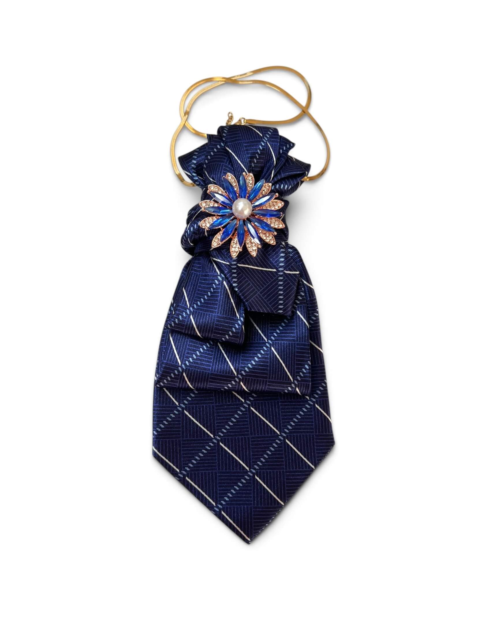 Vintage-Krawatte in Dunkelblau mit geometrischem Linienmuster, dekorativ gebunden mit Brosche in Blau, Goldoptik und zentralem Perlendetail.