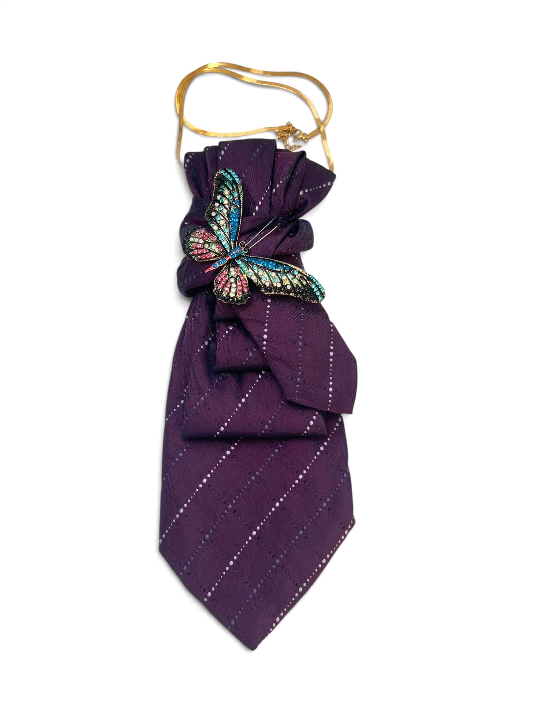Vintage-Krawatte in dunklem Pflaumenton mit feinem Karomuster, verziert mit mehrfarbiger Schmetterlingsbrosche mit blauen, rosa und hellen Schmuckdetails.