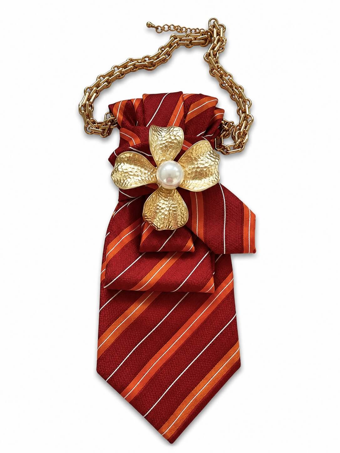 Rote Vintage-Krawatte mit diagonalen Streifen in Orange und Weiß, kombiniert mit goldener Kette und großer goldfarbener Blumenbrosche mit Perle