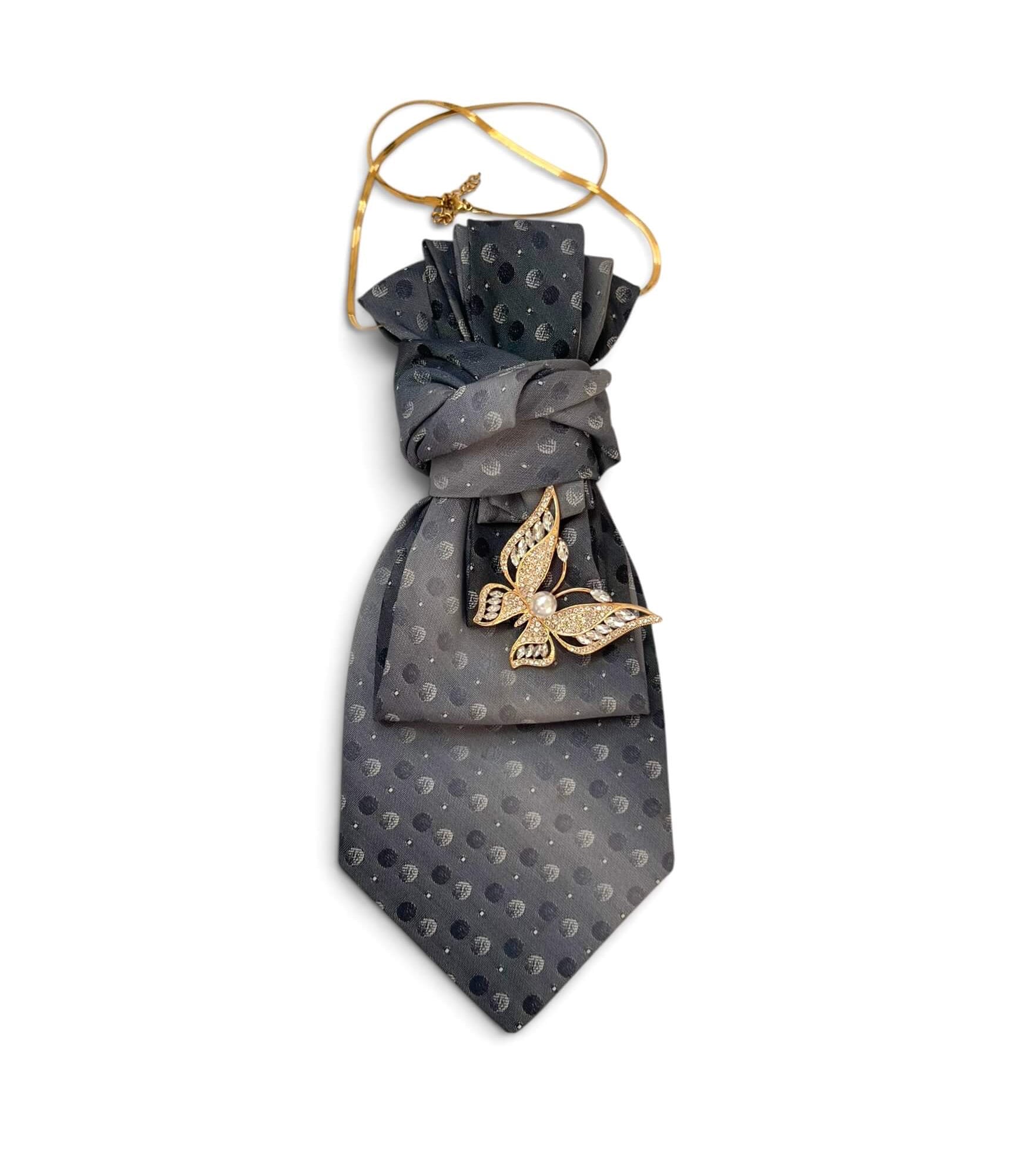 Vintage-Krawatte in Grau mit dezentem Punktmuster, verziert mit goldfarbener Schmetterlingsbrosche mit Strassdetails und Perlendetail.