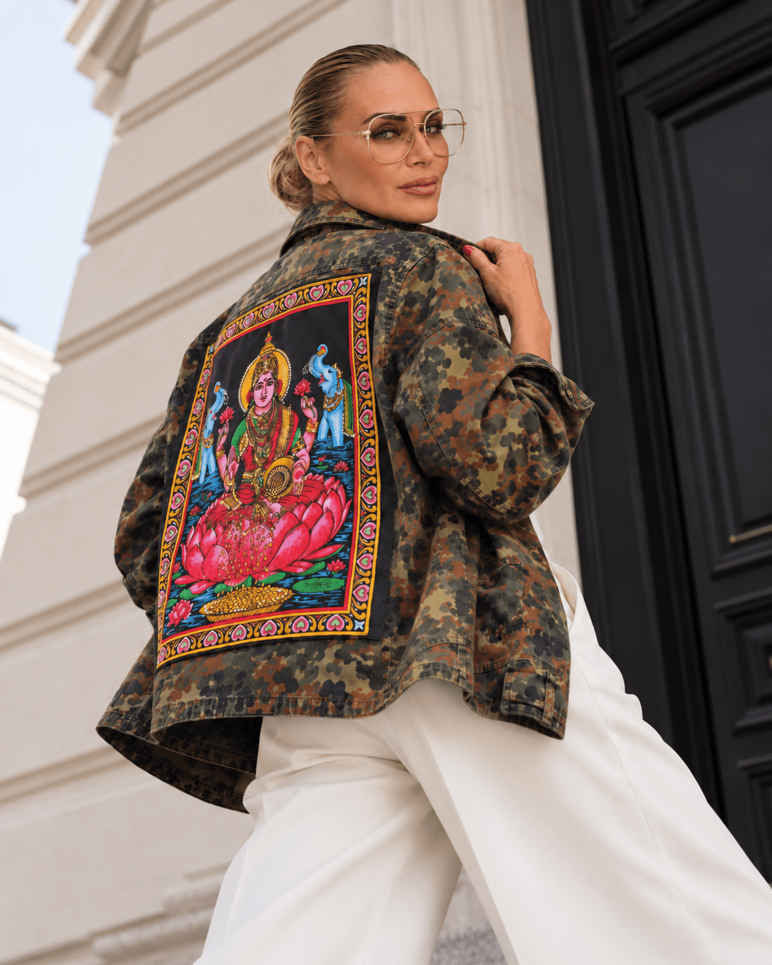     Model von hinten in der Vintage Military Jacket Army Love mit großem farbigem Rückenmotiv im Low-Angle-Streetstyle.