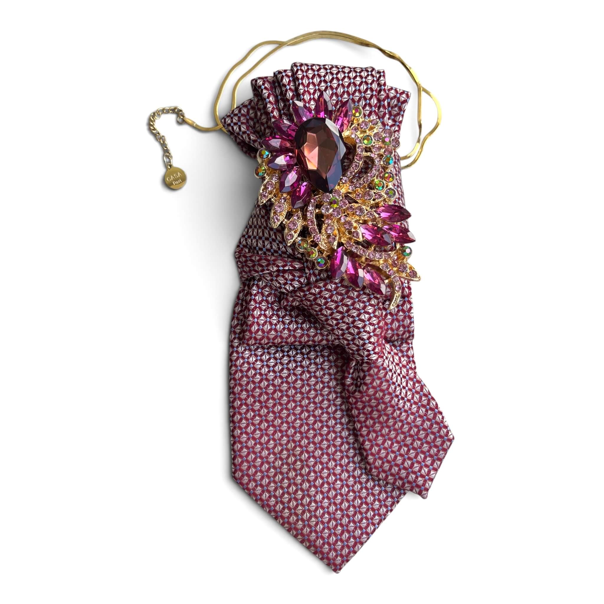 Casapari Vintage Statement Krawatte in Rubinrot und Silber mit großer Schmuckbrosche in Pink und Gold und goldfarbener Kette.