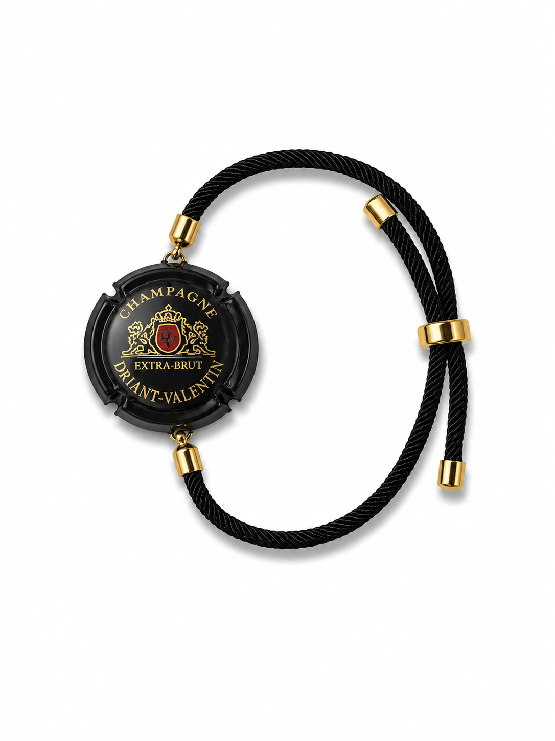 Schwarzes verstellbares Armband mit goldfarbenen Metallelementen und rundem schwarzem Schmuckelement mit goldfarbener Verzierung auf hellem Hintergrund.