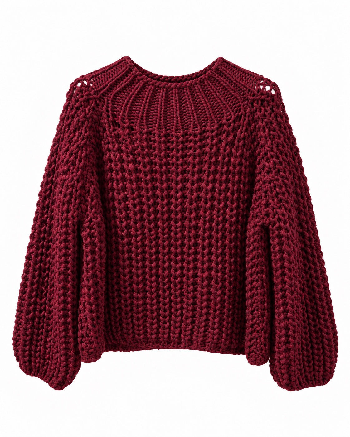 Burgundyfarbener Chunky-Knit-Grobstrickpullover als Freisteller mit voluminösen Ärmeln