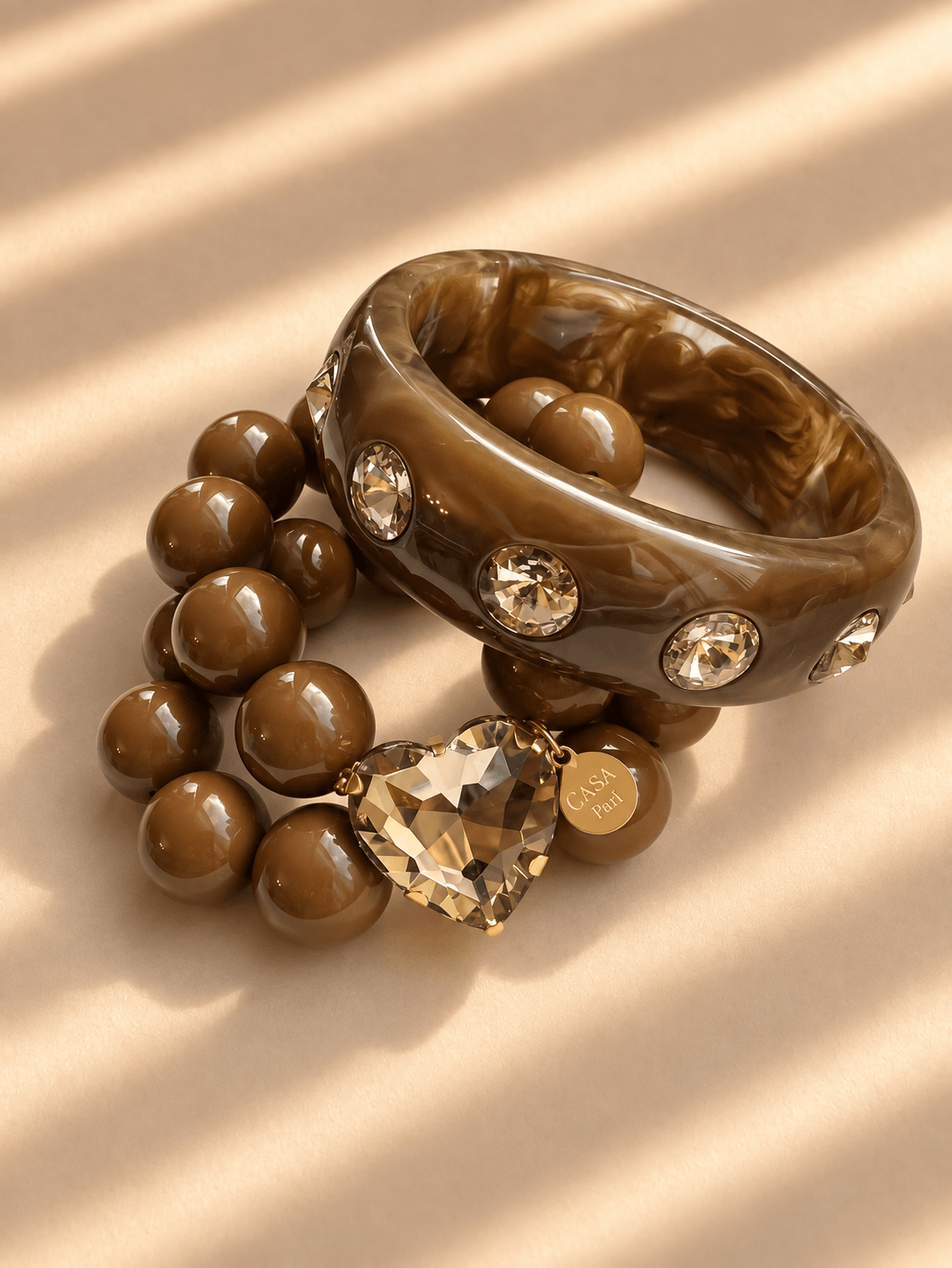 Braunes Schmuckset Cognac Glow mit Crystal Heart Armband aus großen Resin-Perlen und breitem marmoriertem Bangle mit facettierten Schmucksteinen