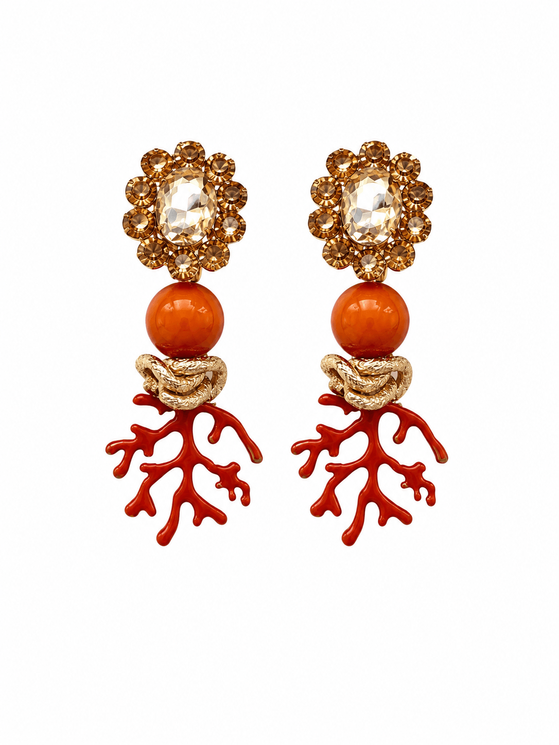Korallenrote Clip-Ohrringe mit champagnerfarbenem Kristallstein, orangefarbener Perle, goldfarbenen Details und Korallenanhänger im Statement-Design.