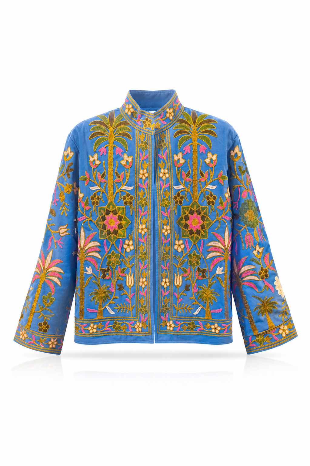 Besticke bunte Jacke auf weißem Hintergrund fotografiert