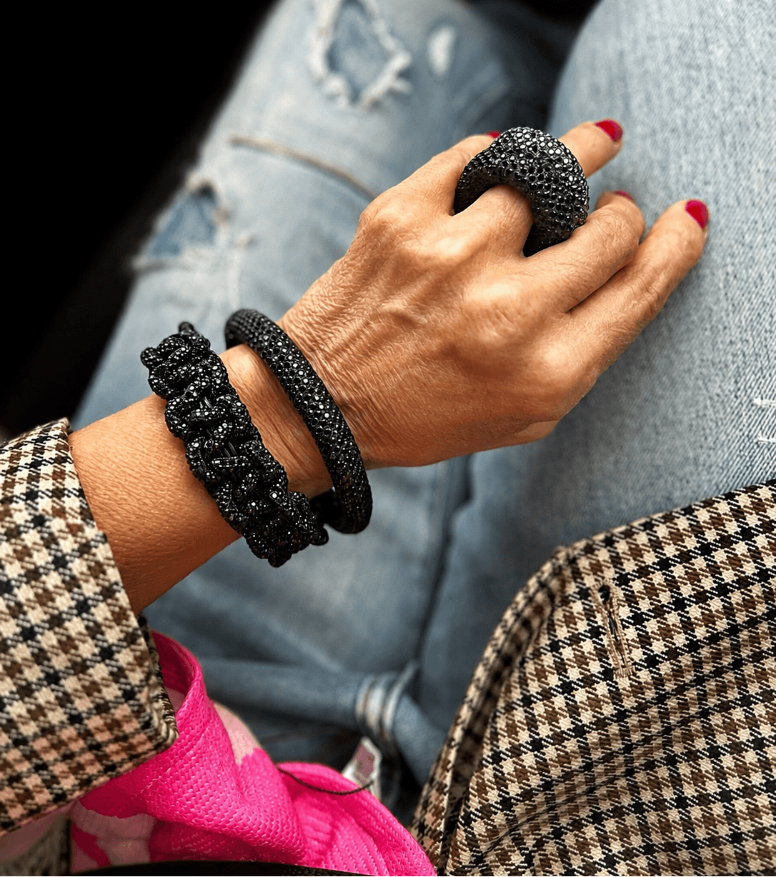 CASAPARI Crystal Affair Noir Duo – zwei schwarze funkelnde Armbänder in Flechtoptik und Crystal-Band am Handgelenk getragen.
