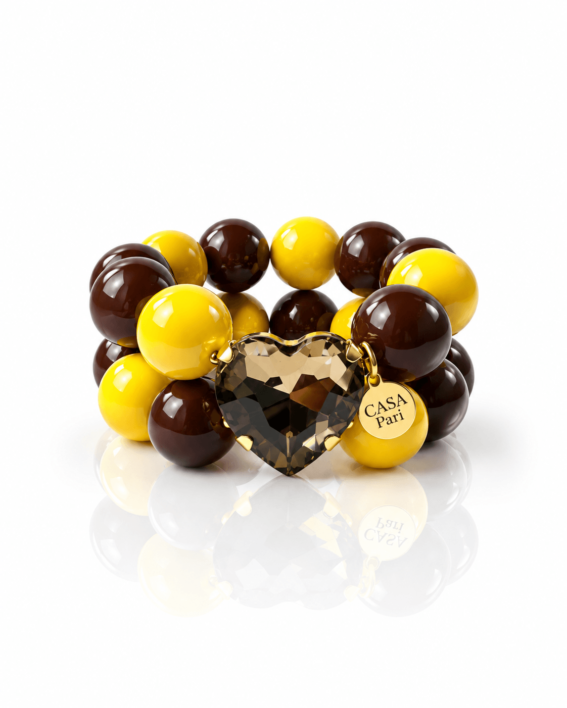 Crystal Heart Armband Chocolate Sun mit großen Resinperlen in Schokoladenbraun und Gelb, facettiertem Herzstein in rauchigem Braun und goldfarbenen Details von Casapari.