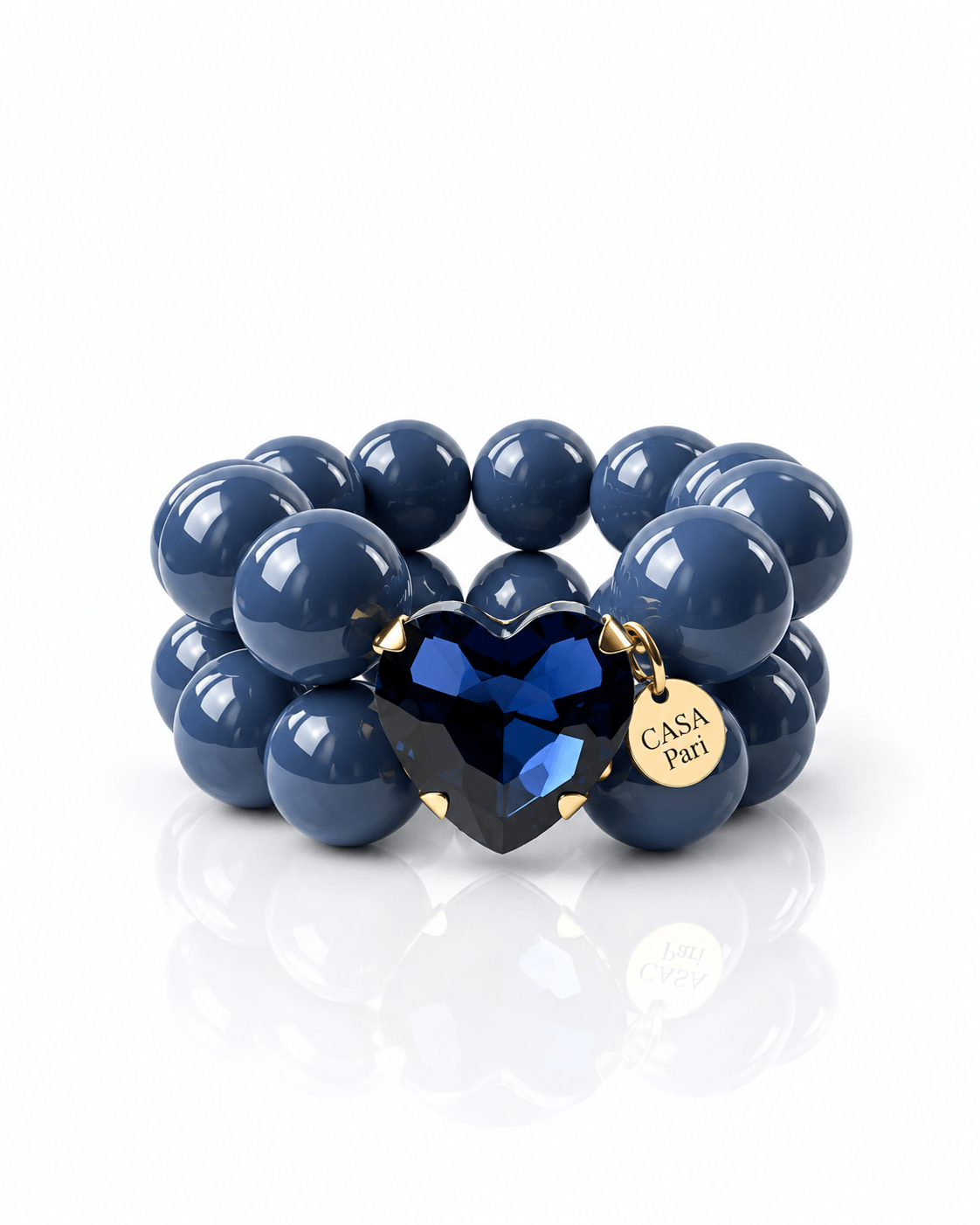 Crystal Heart Armband Midnight Denim mit dunkelblauen Resin-Perlen, facettiertem blauem Herzstein und goldfarbenen Details.