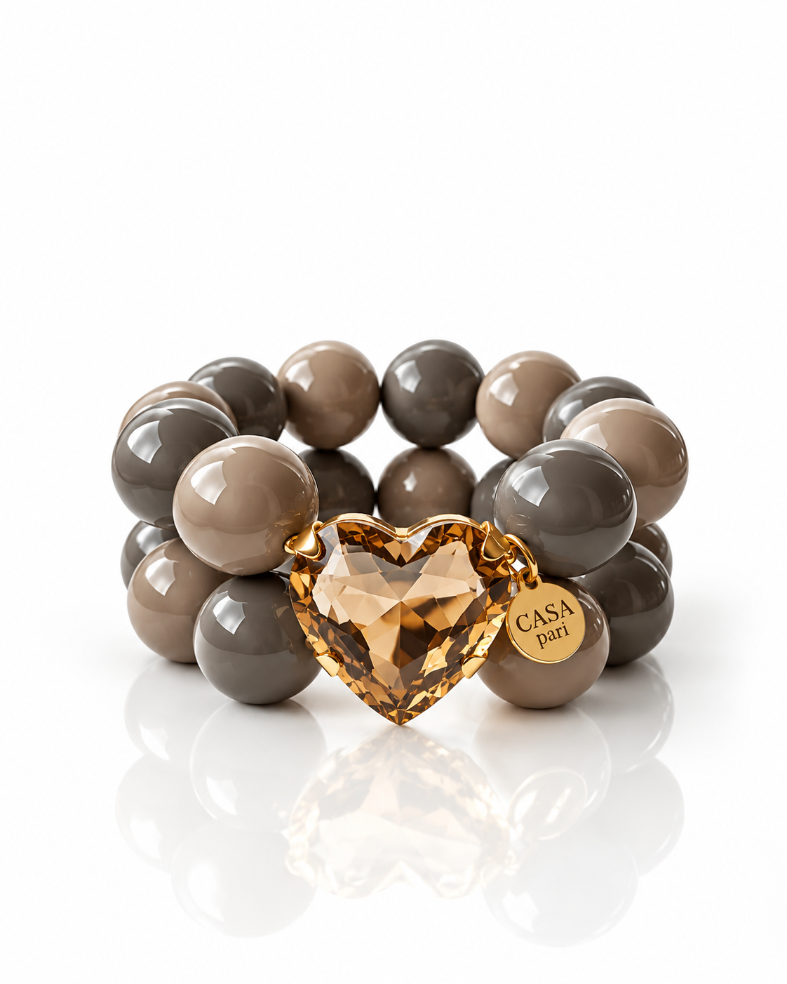 Doppelreihiges Crystal Heart Armband in Cashmere Grey und Mocca mit facettiertem Herzanhänger und Casa Pari Logo-Charm.