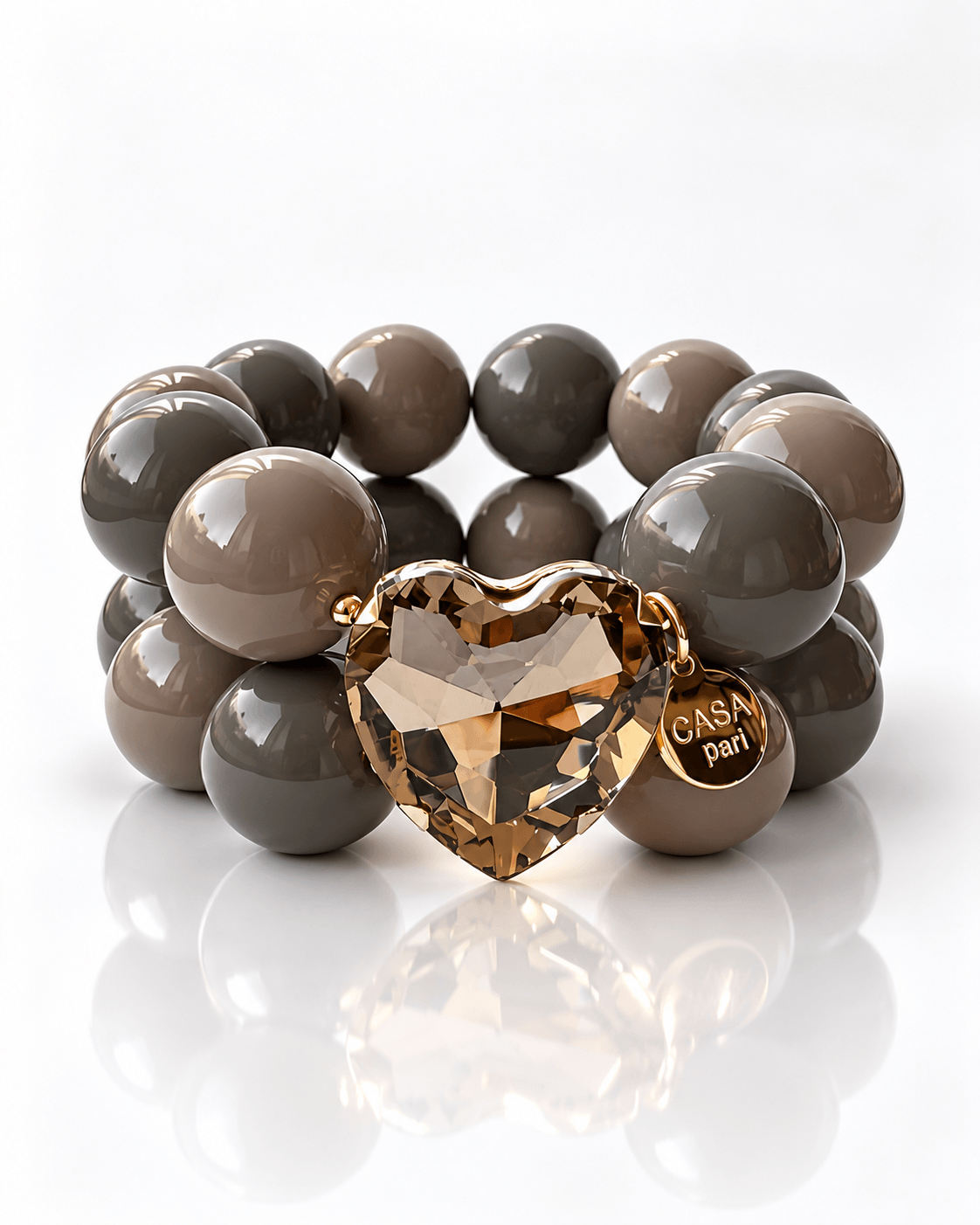 Doppelreihiges Crystal Heart Armband mit großen Resin-Perlen in Cashmere Grey und Cashmere Mocca, facettiertem Herzanhänger und Casa Pari Logo-Charm.