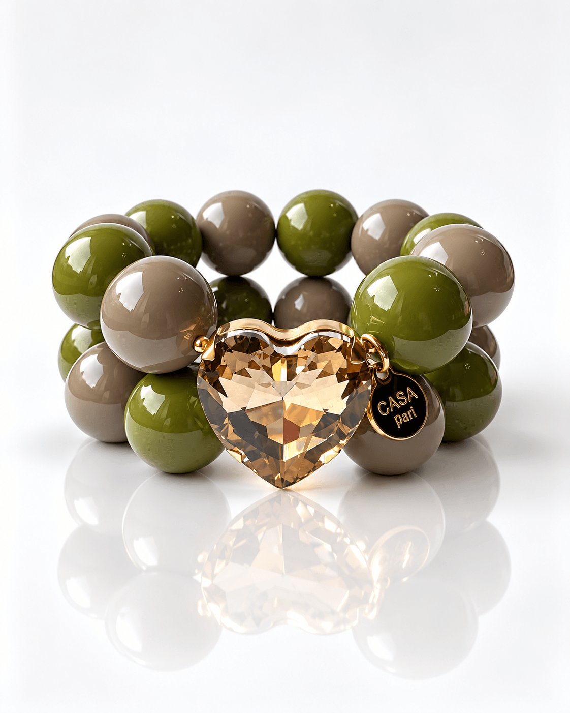 Crystal Heart Armband von Casapari mit großen Resin-Perlen in Cashmere Mocha und Olive sowie champagnerfarbenem Kristallherz.