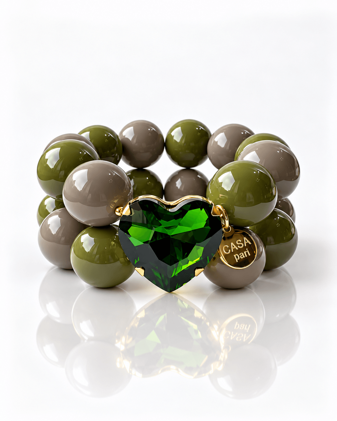 Crystal Heart Armband von Casapari mit großen Resin-Perlen in Cashmere Mocca und Olive sowie grünem Kristallherz