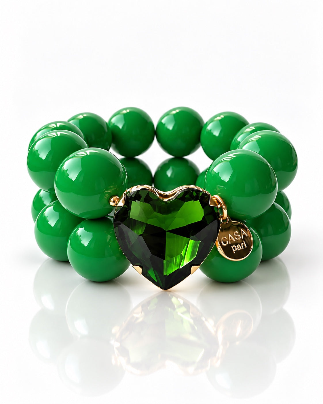 Crystal Heart Bangle in intensivem Smaragdgrün mit facettiertem smaragdgrünem Kristallherz und Casa Pari Anhänger