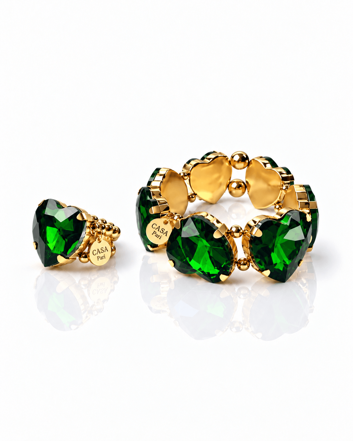 Grüner Crystal Heart Ring mit passendem Crystal Heart Armband in Esmeralda-Grün und goldfarbenen Details von Casapari.