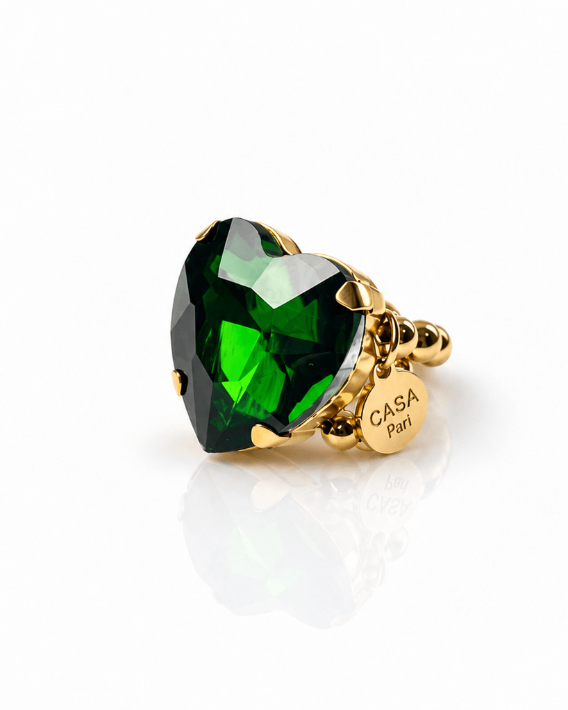 Großer Crystal Heart Ring mit facettiertem herzförmigem Stein in Esmeralda-Grün und goldfarbenen Details von Casapari.