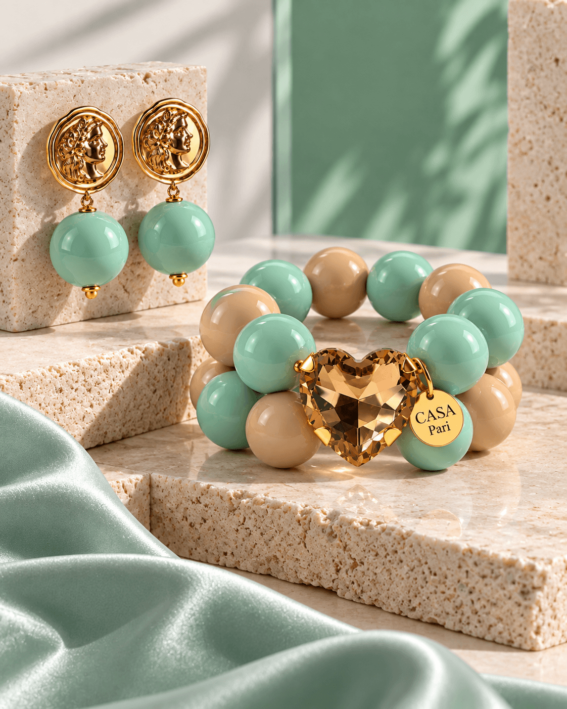 Crystal Heart Set Mint Toffee mit mint- und beigefarbenen Resinperlen, cognacfarbenem Kristallherz und mintfarbenen Roma Affair Ohrringen.