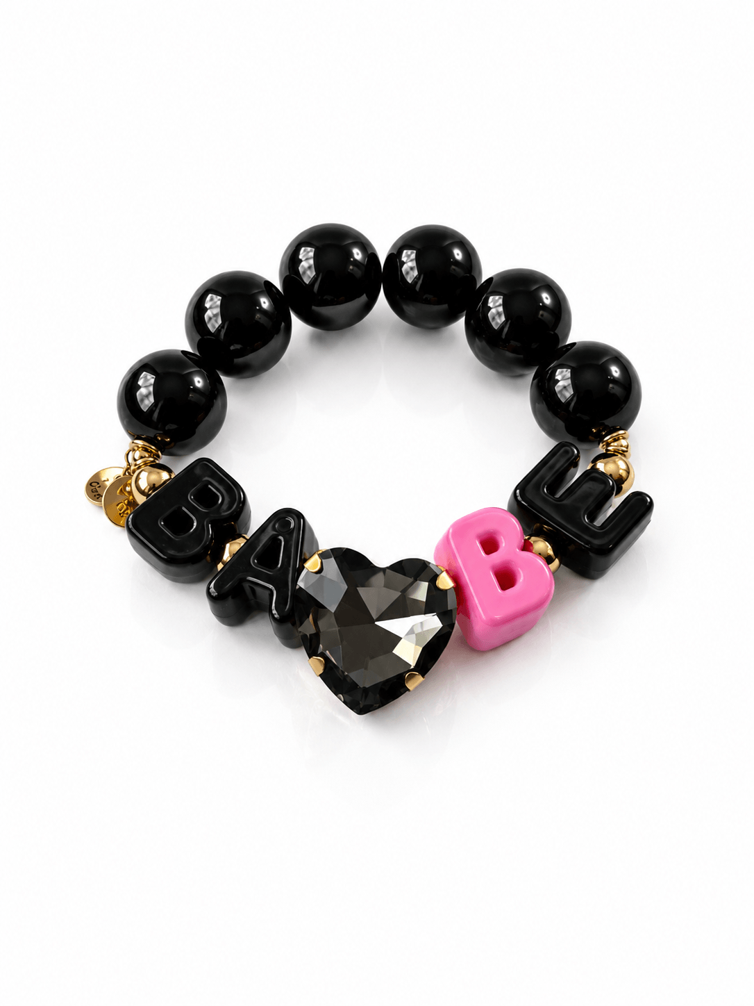 Schwarzes CASAPARI Crystal Hearts Armband mit großen glänzenden Perlen, BABE-Buchstaben in Schwarz und Pink, goldfarbenen Details und großem dunklem Kristallherz.