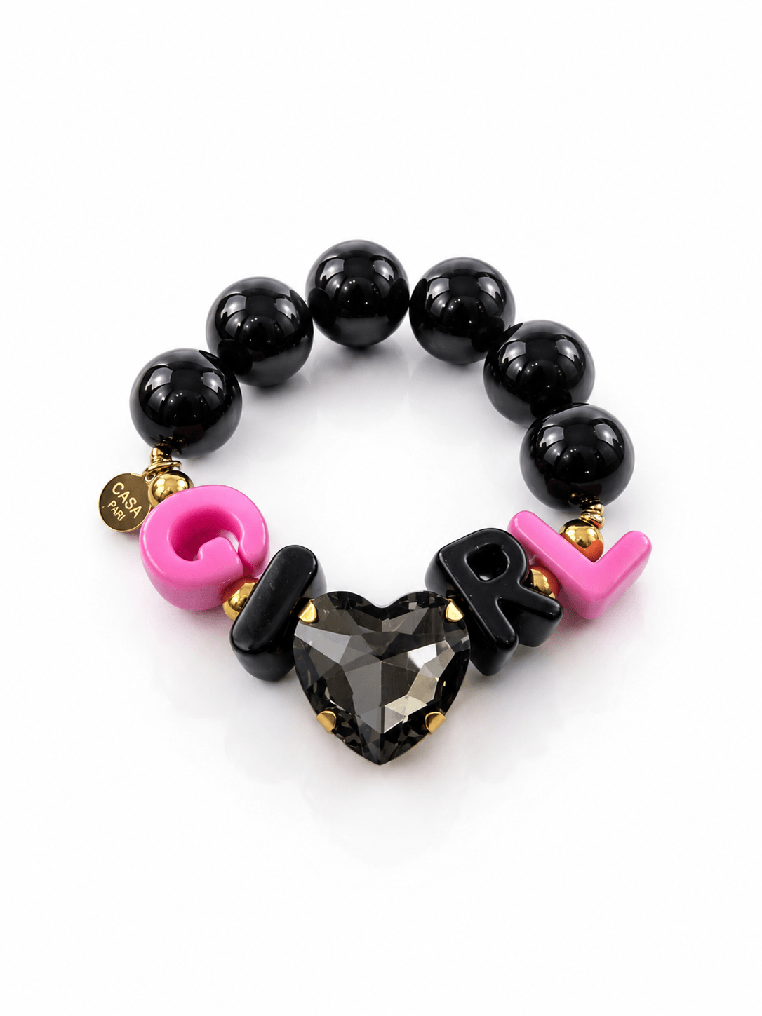 Schwarzes CASAPARI Crystal Hearts Armband mit großen glänzenden Perlen, pink-schwarzen Buchstaben, goldfarbenen Details und rauchigem Kristallherz.
