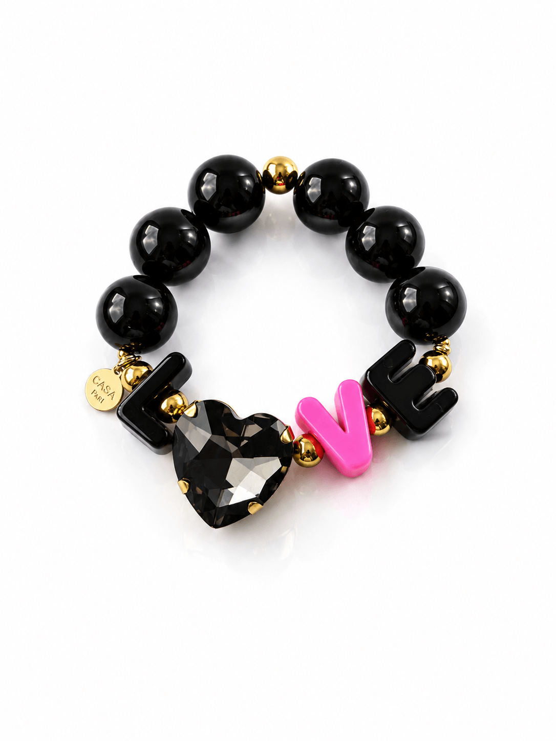 Schwarzes CASAPARI Crystal Hearts Armband mit großen glänzenden Perlen, LOVE-Buchstaben in Schwarz und Pink, goldfarbenen Details und großem dunklem Kristallherz.