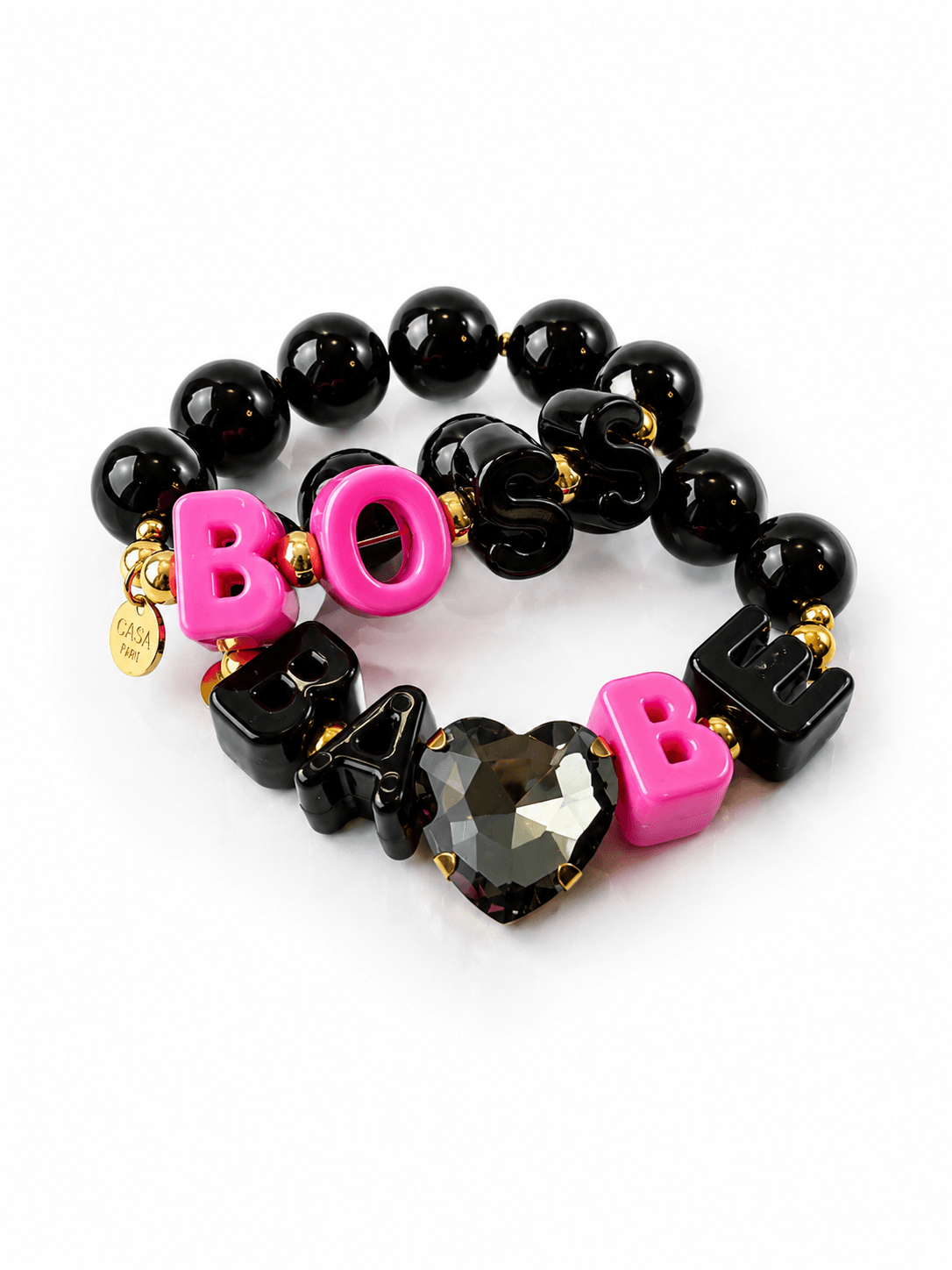 CASAPARI Crystal Hearts Doppelarmband mit schwarzen glänzenden Perlen, BOSS- und BABE-Buchstaben in Schwarz und Pink, goldfarbenen Details und großem dunklem Kristallherz.
